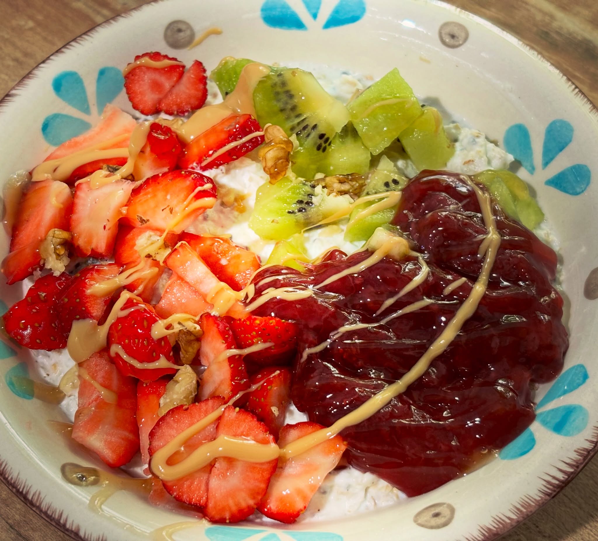 Bol cu iaurt, fibre de la @sano_vita, fructe, gem de capsune de la @allnutritionro, unt de arahide si sos caramel

#zicemami #highproteinmeals #healthyeating #healthylifestyle