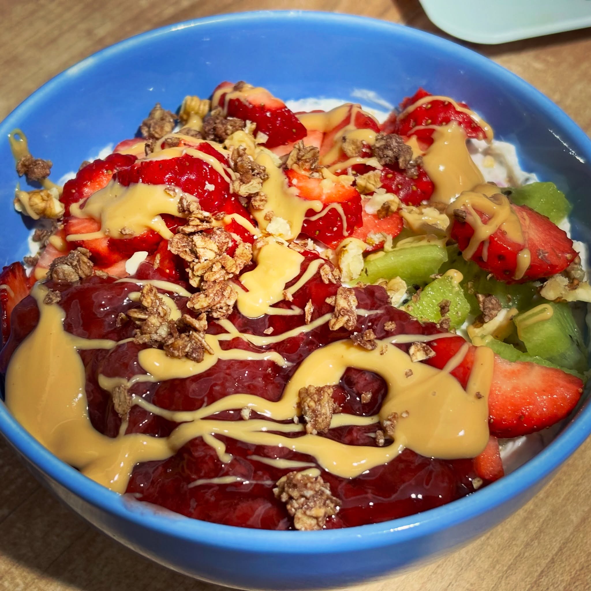 Terci de ovaz la rece cu iaurt grecesc 2%, fructe, gem de capsune de la @allnutritionro, unt de arahide si granola

#zicemami #highprotein #healthyeating #fitnessbowls #yoghurtbowl