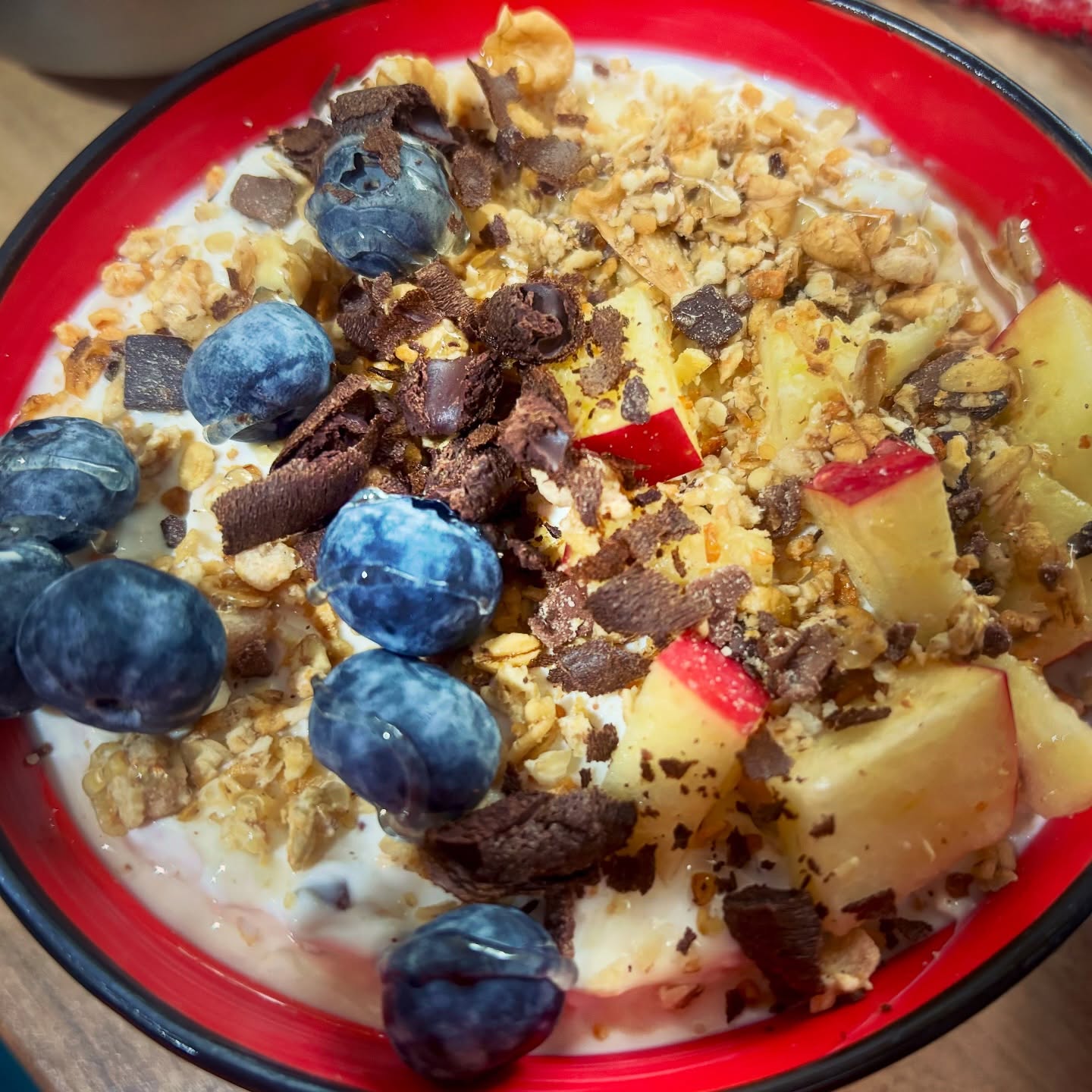 #yoghurtbowl #yoghurtandeverything #bowl #treat #zicemami #highprotein #healthyeating #healthychoices #healthandwellness #healthyhabits #healthyeating #highproteinsnack #highproteinbreakfast #highproteindiet #fitnessfood #cherryinjelly #peanuts #allnutrition #apple #raspberry #pecannuts #pecan #crunchyflakes #butterscotchsyrup #granola #homemadegranola #blueberries #raspberries #raspberry #granola #banana #peach #multiseeds
