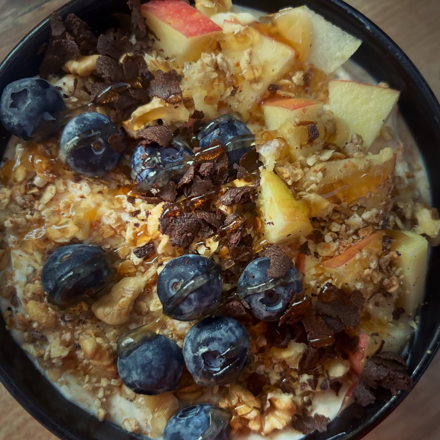 #yoghurtbowl #yoghurtandeverything #bowl #treat #zicemami #highprotein #healthyeating #healthychoices #healthandwellness #healthyhabits #healthyeating #highproteinsnack #highproteinbreakfast #highproteindiet #fitnessfood #cherryinjelly #peanuts #allnutrition #apple #raspberry #pecannuts #pecan #crunchyflakes #butterscotchsyrup #granola #homemadegranola #blueberries #raspberries #raspberry #granola #banana #peach #multiseeds