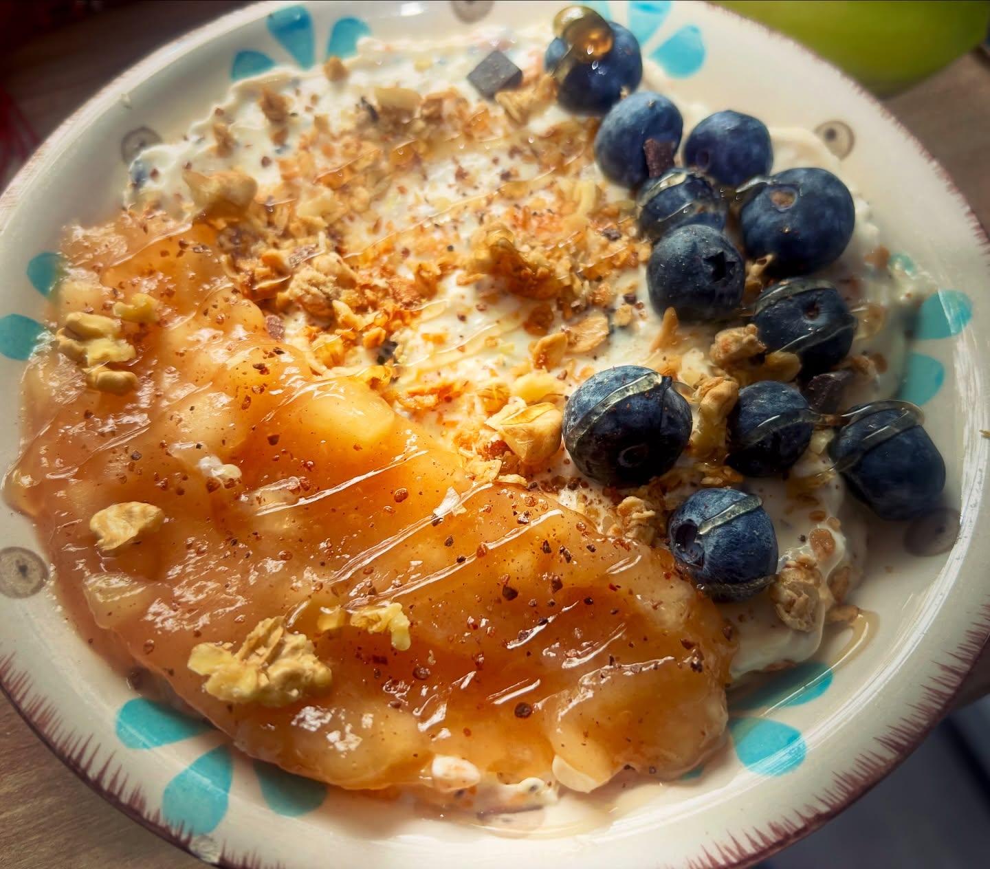 #yoghurtbowl #yoghurtandeverything #bowl #treat #zicemami #highprotein #healthyeating #healthychoices #healthandwellness #healthyhabits #healthyeating #highproteinsnack #highproteinbreakfast #highproteindiet #fitnessfood #cherryinjelly #peanuts #allnutrition #apple #raspberry #pecannuts #pecan #crunchyflakes #butterscotchsyrup #granola #homemadegranola #blueberries #raspberries #raspberry #granola #banana #peach #multiseeds