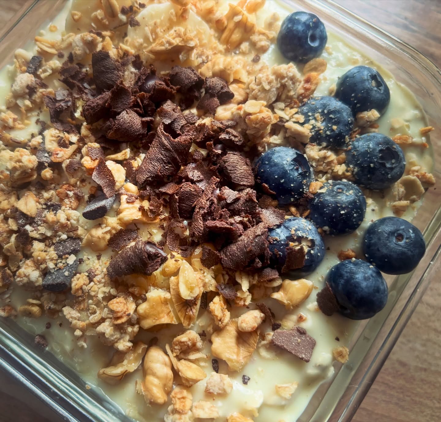 #yoghurtbowl #yoghurtandeverything #bowl #treat #zicemami #highprotein #healthyeating #healthychoices #healthandwellness #healthyhabits #healthyeating #highproteinsnack #highproteinbreakfast #highproteindiet #fitnessfood #cherryinjelly #peanuts #allnutrition #apple #raspberry #pecannuts #pecan #crunchyflakes #butterscotchsyrup #granola #homemadegranola #blueberries #raspberries #raspberry #granola #banana #peach #multiseeds