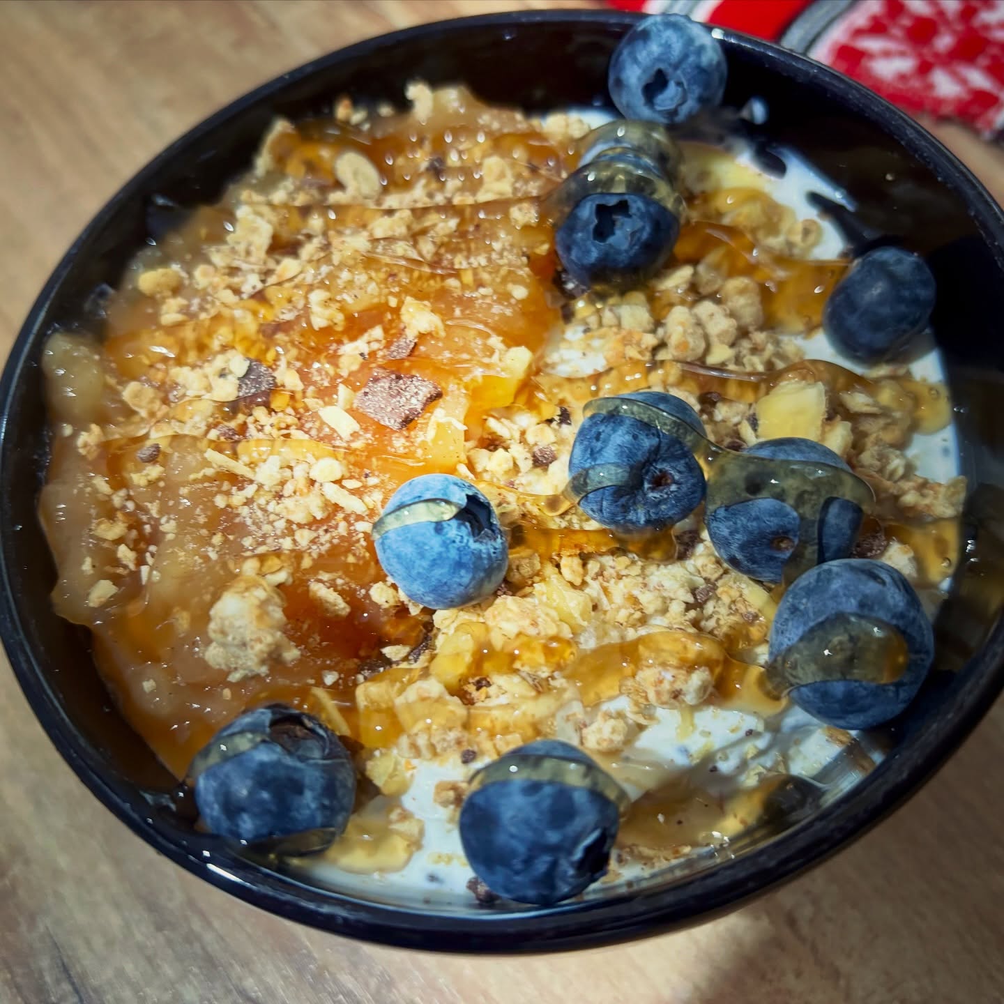 #yoghurtbowl #yoghurtandeverything #bowl #treat #zicemami #highprotein #healthyeating #healthychoices #healthandwellness #healthyhabits #healthyeating #highproteinsnack #highproteinbreakfast #highproteindiet #fitnessfood #cherryinjelly #peanuts #allnutrition #apple #raspberry #pecannuts #pecan #crunchyflakes #butterscotchsyrup #granola #homemadegranola #blueberries #raspberries #raspberry #granola #banana #peach #multiseeds