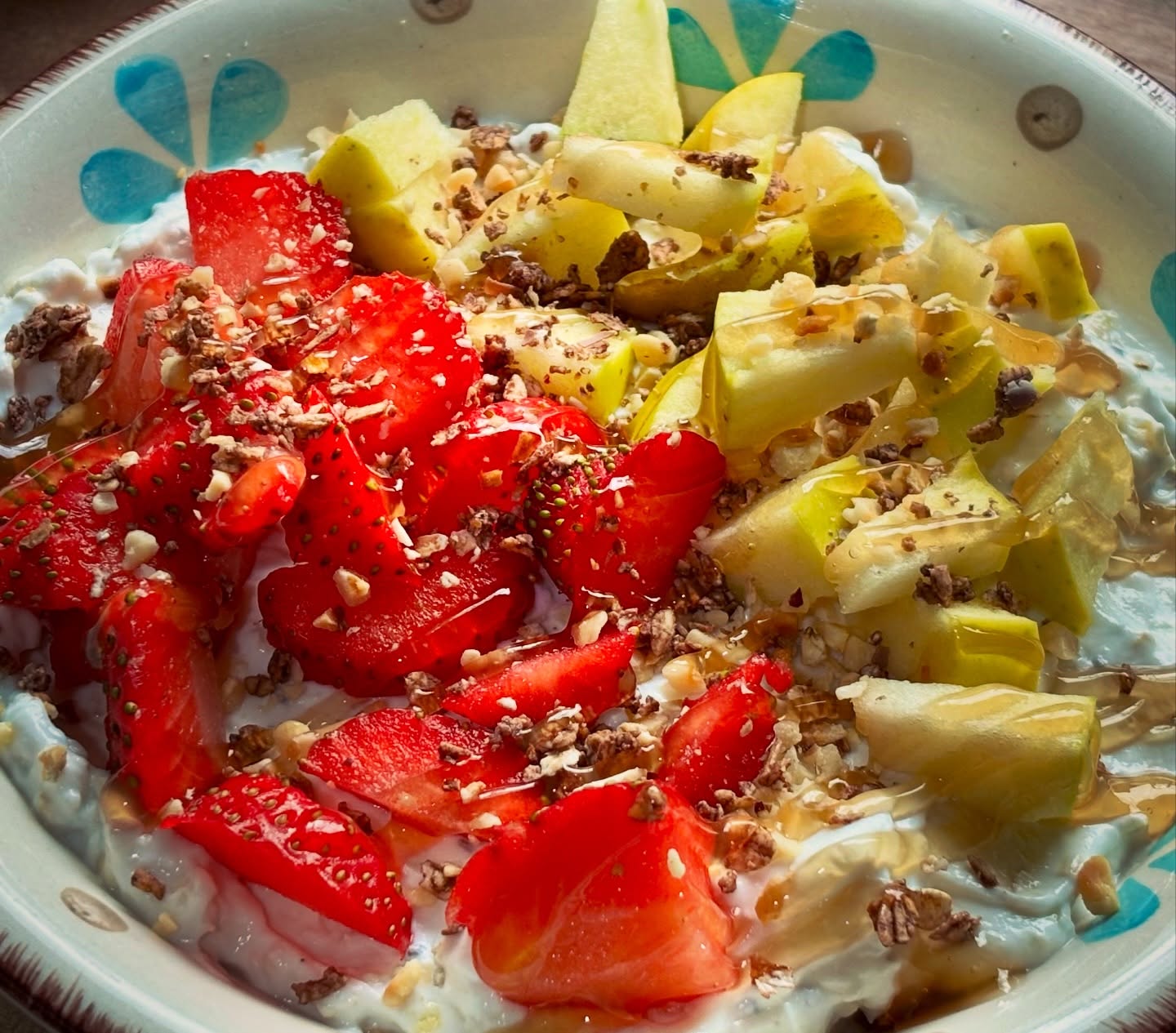 Iaurt, musli, fructe, topping de caramel (fara zahar) de la @allnutritionro 

#zicemami #yoghurtbowl #yoghurttreat #highprotein #healthyeating