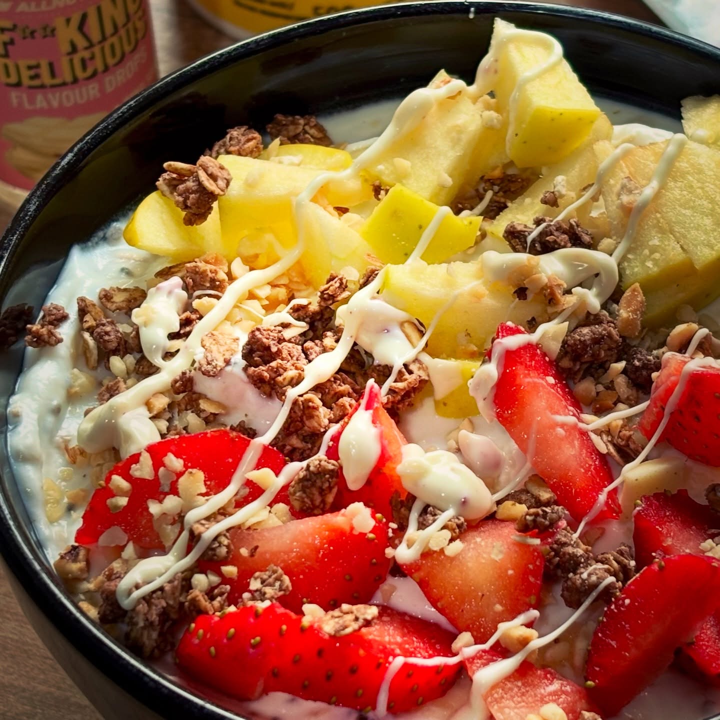Iaurt indulcit cu flavordrops de la @allnutritionro, musli, fructe, granola si topping de ciocolata alba cu zmeura (fara zahar)

#zicemami #healthyeating #yoghurtbowl #highprotein #nosugardiet
