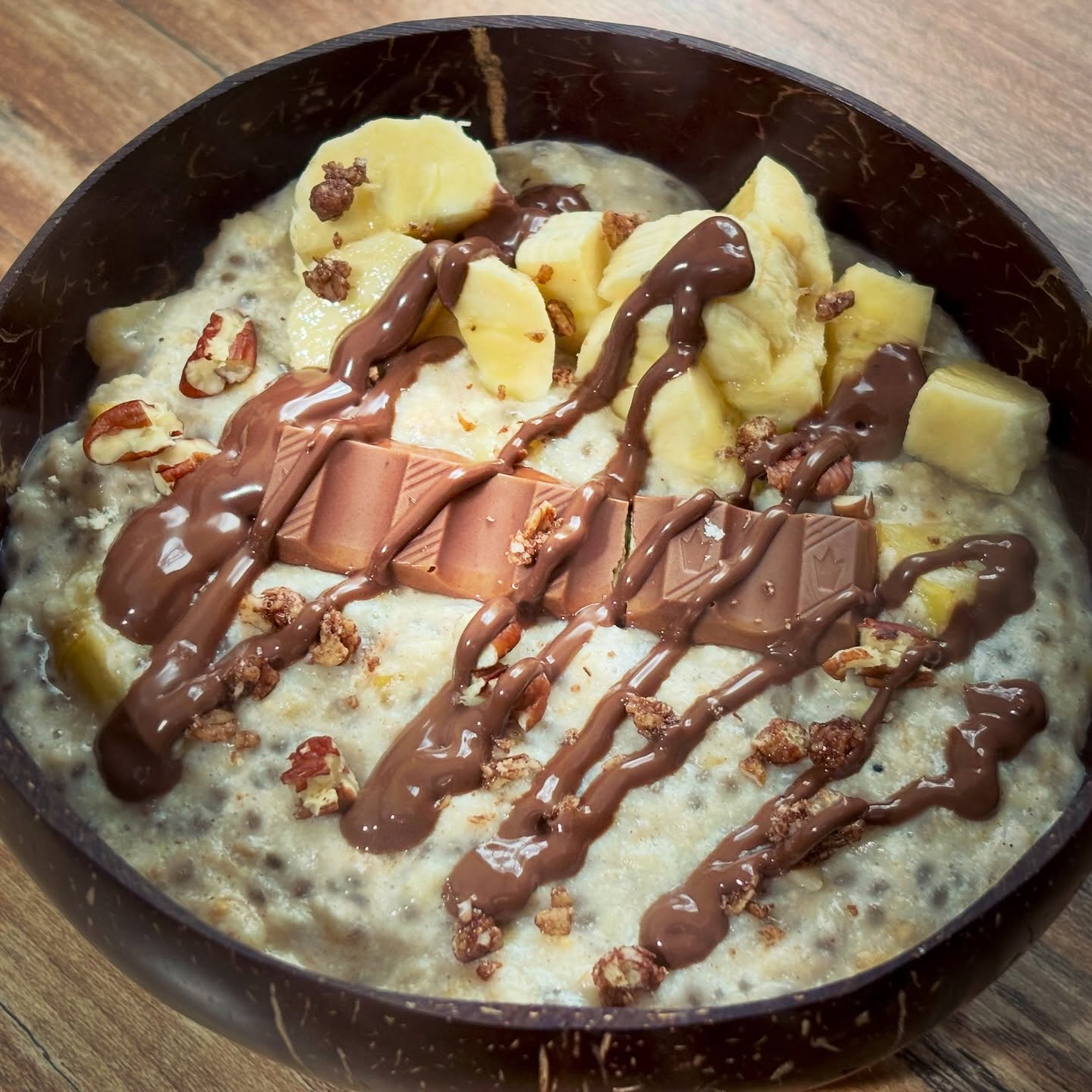 Mic dejun: terci cald de ovaz cu proteina, chia, fructe, ciocolata, nuci pecan si topping de ciocolata de la @allnutritionro 

#zicemami #highprotein #breakfast #oatmeal #healthyeating