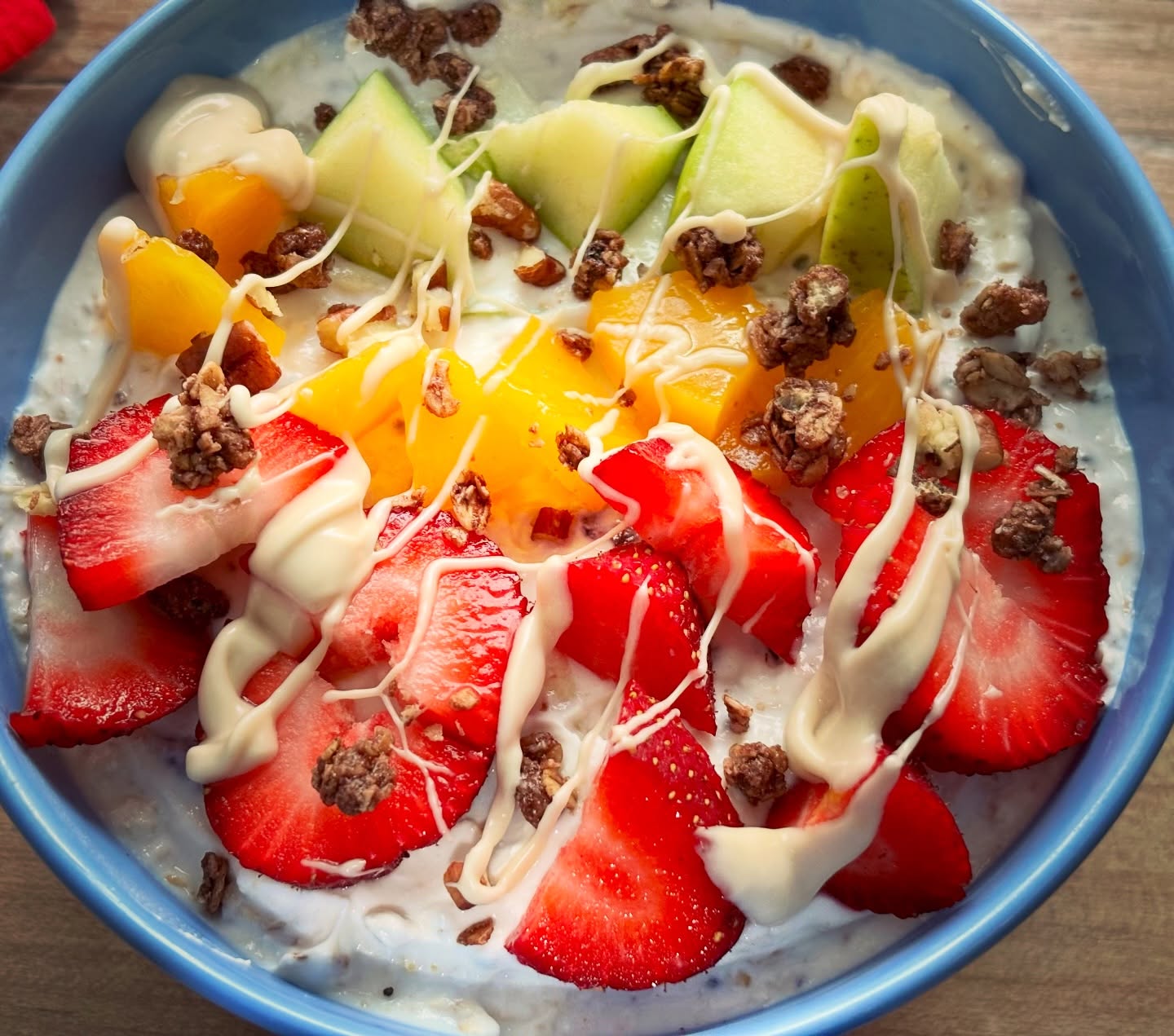 Daca excludem pasca traditionala (varianta cu aluat de cozonac) si cozonacul, sarbatorile pascale au un meniu traditional high protein. Asadar, atat drobul, cat si friptura, ouale, verdeturile si legumele de primavara, toate sunt permise si chiar indicate! Cozonacul si pasca eu zic sa nu le refuzati, ci doar sa le limitati la o felie/zi, astfel incat sa nu va plangeti ca v-ati ingrasat! Aaa, si nu, nu e necesar alt desert in aceasta perioada! 😁

Iar cand va plictisiti de meniul traditional, includeti un bol de iaurt cu fibre si fructe, gustos ca un desert, dar plin de nutrienti!

#zicemami #highprotein #yoghurtbowl #yoghurt #fiber