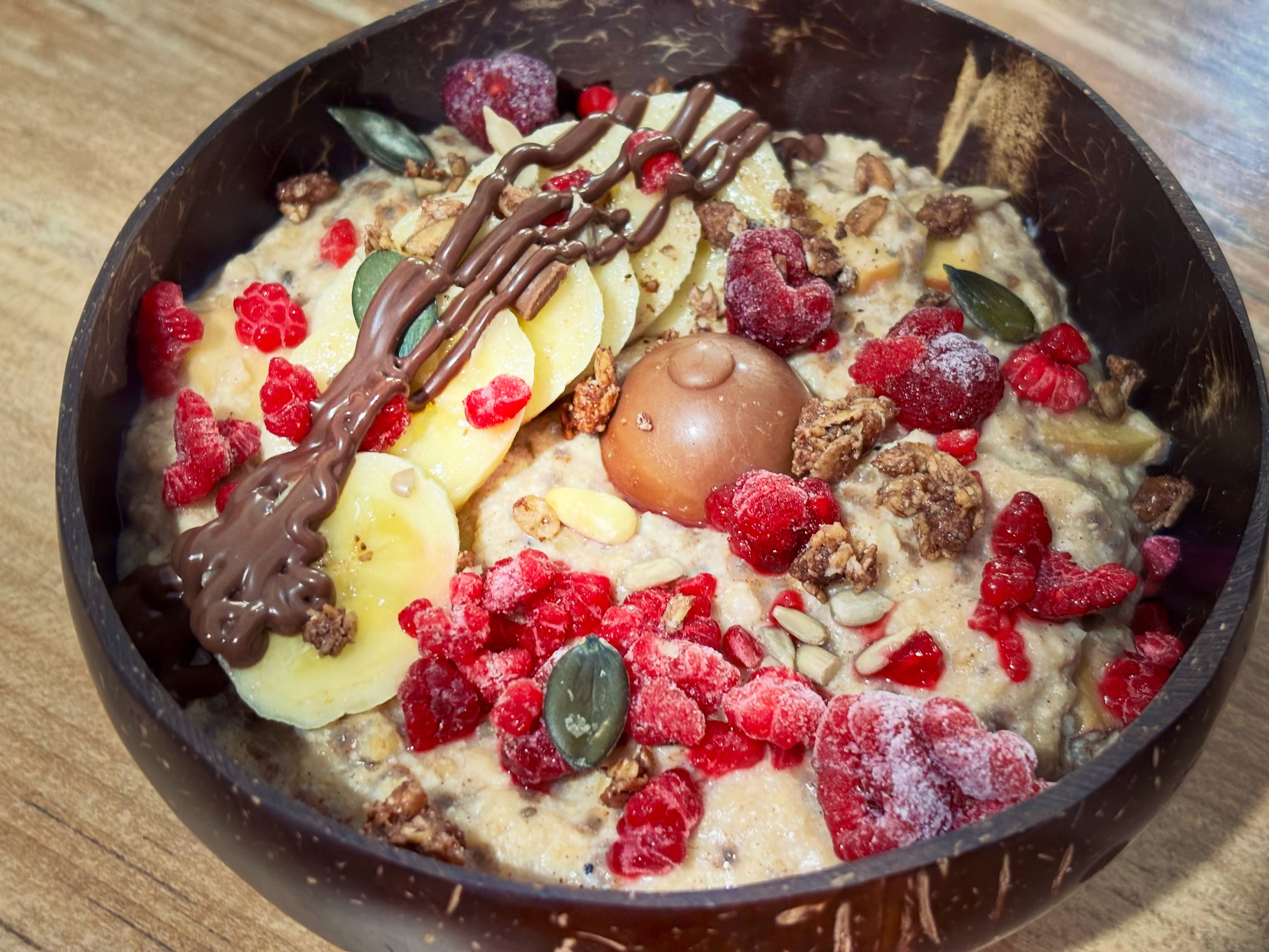 Mic dejun: terci cald de ovaz cu proteina, fructe, seminte si ciocolata 

#zicemami #highprotein #breakfast #oatmeal #healthyeating