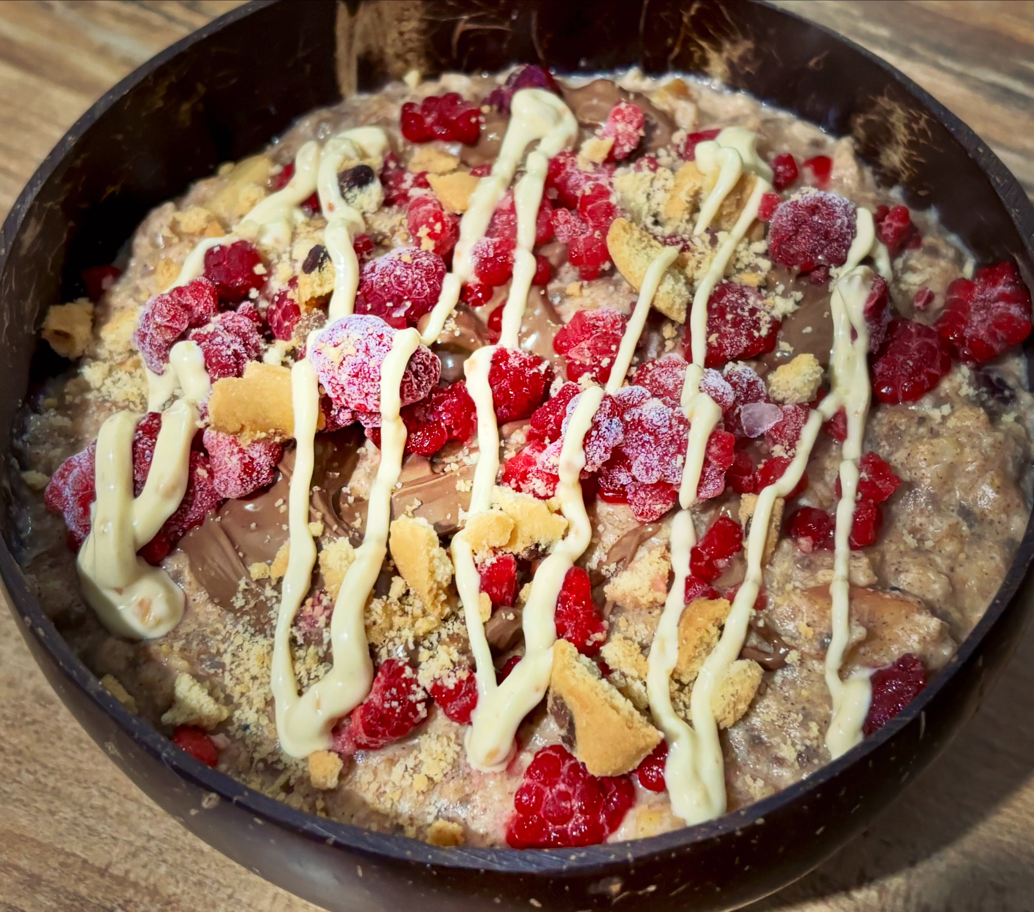 Gata cu carbohidratii din Italia🇮🇹, ne-am intors la ai nostri: terci cald de ovaz cu fructe, albus, proteina, crema de ciocolata si topping de alune, ambele de la @allnutritionro 

#zicemami #tercideovaz #porridge #oatmeal