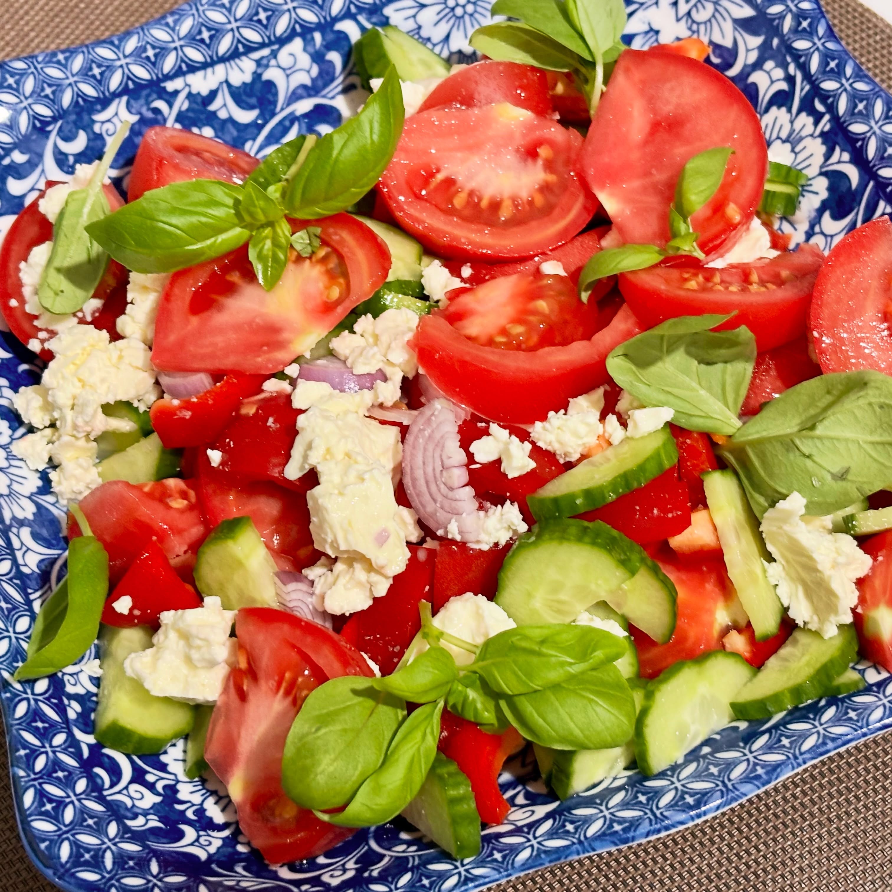 Summer moment

#zicemami #salataderosii #salata #rosiicubranza #busuioc