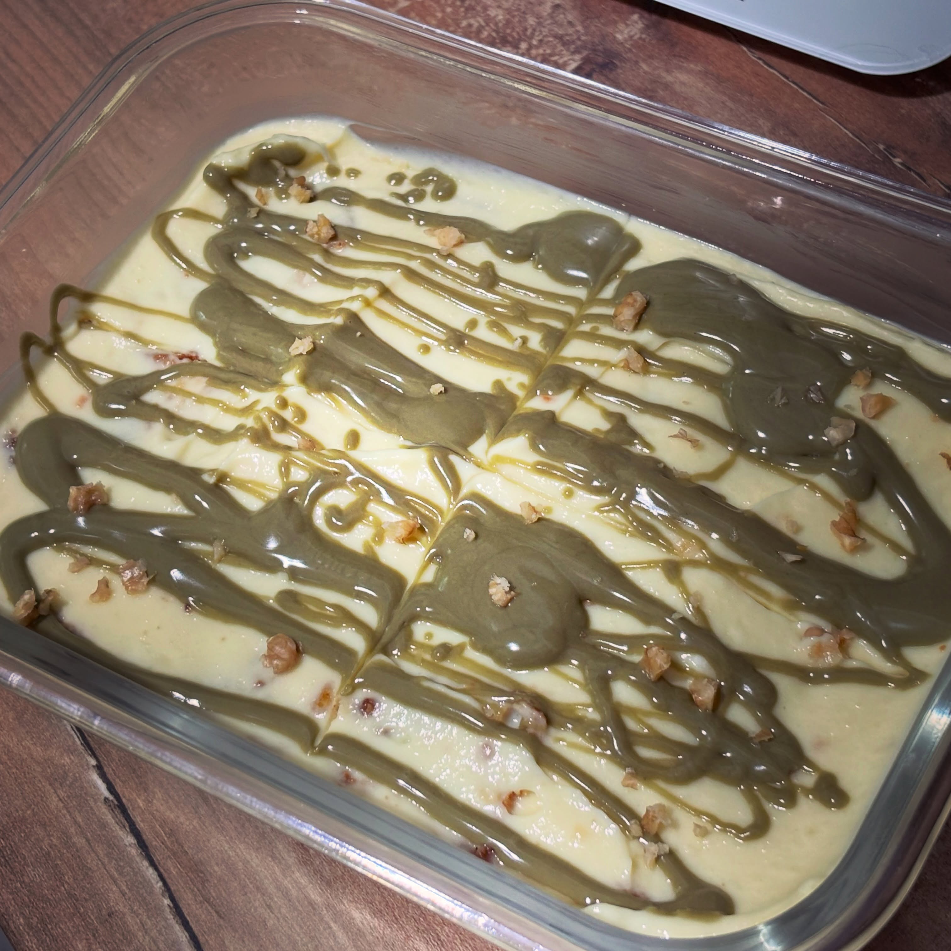 Prajitura rapida de vara. Aveam un rest de chec pe care l-am taiat felii subtiri (150 g mi-a fost de ajuns) si am facut o crema din 400 g de budinca proteica de vanilie, 200 g quark high protein de vanilie si o lingurita de gelatina instant de la @droetker_ro 

Am asezat un strat de felii de chec, unul de crema, iar chec si iar crema. Am decorat cu crema de fistic (20 g). Ca sa o pot intinde si sa fie fluida, am incalzit-o usor inainte. 

La rece pana la servire si gata desertul! 

4 portii, 282 kcal/portie si 20 g de proteine 🫶🏻

#zicemami #prajitura #prajituradevara #healthyeating #desertdecasa