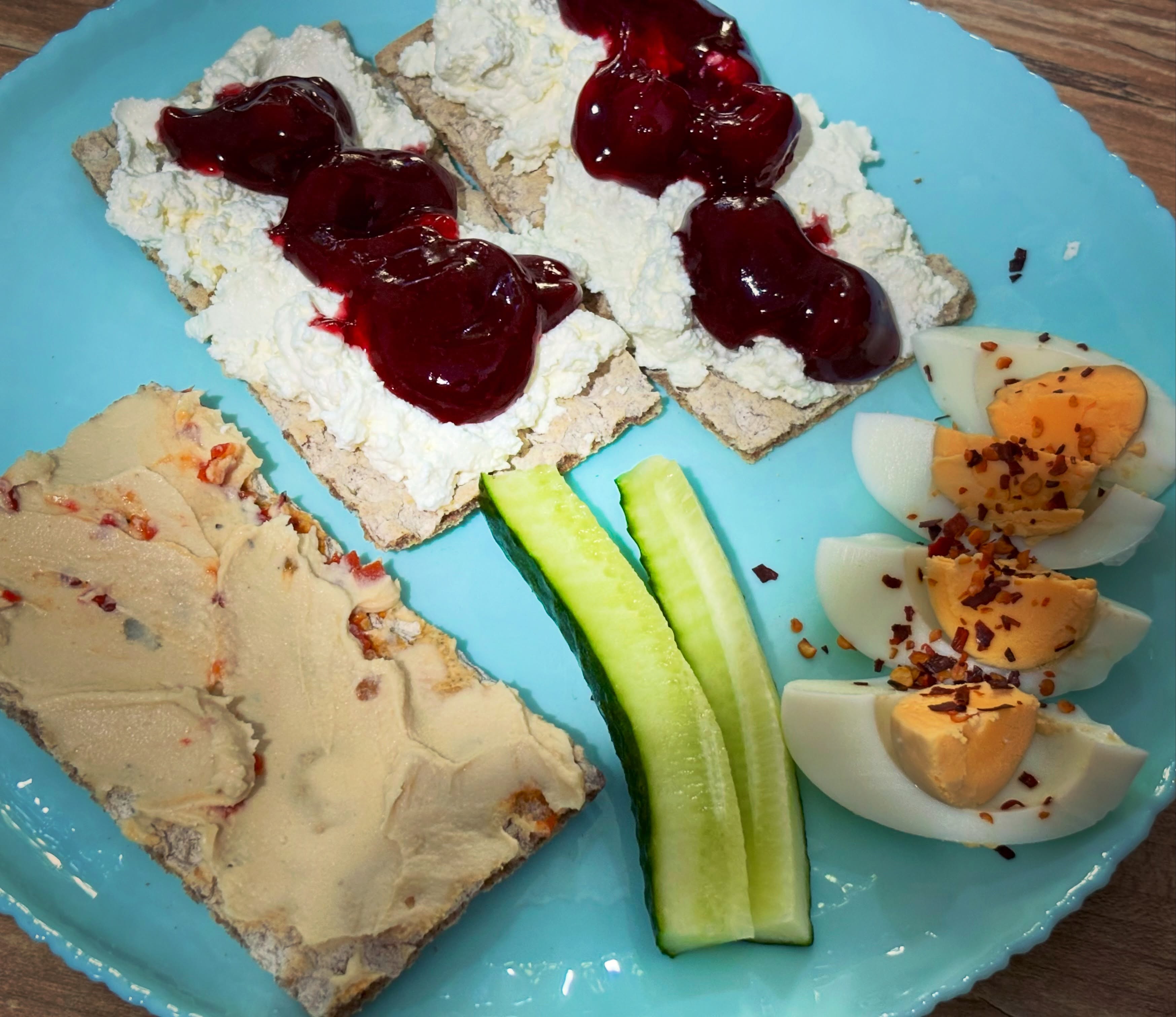 Mic dejun: wassa cu humus si wassa cu branza Diami si gem de visine de la @allnutritionro, ou fiert cu fulgi de chilli si castravete

#zicemami #breakfast #healthyeating #micdejun