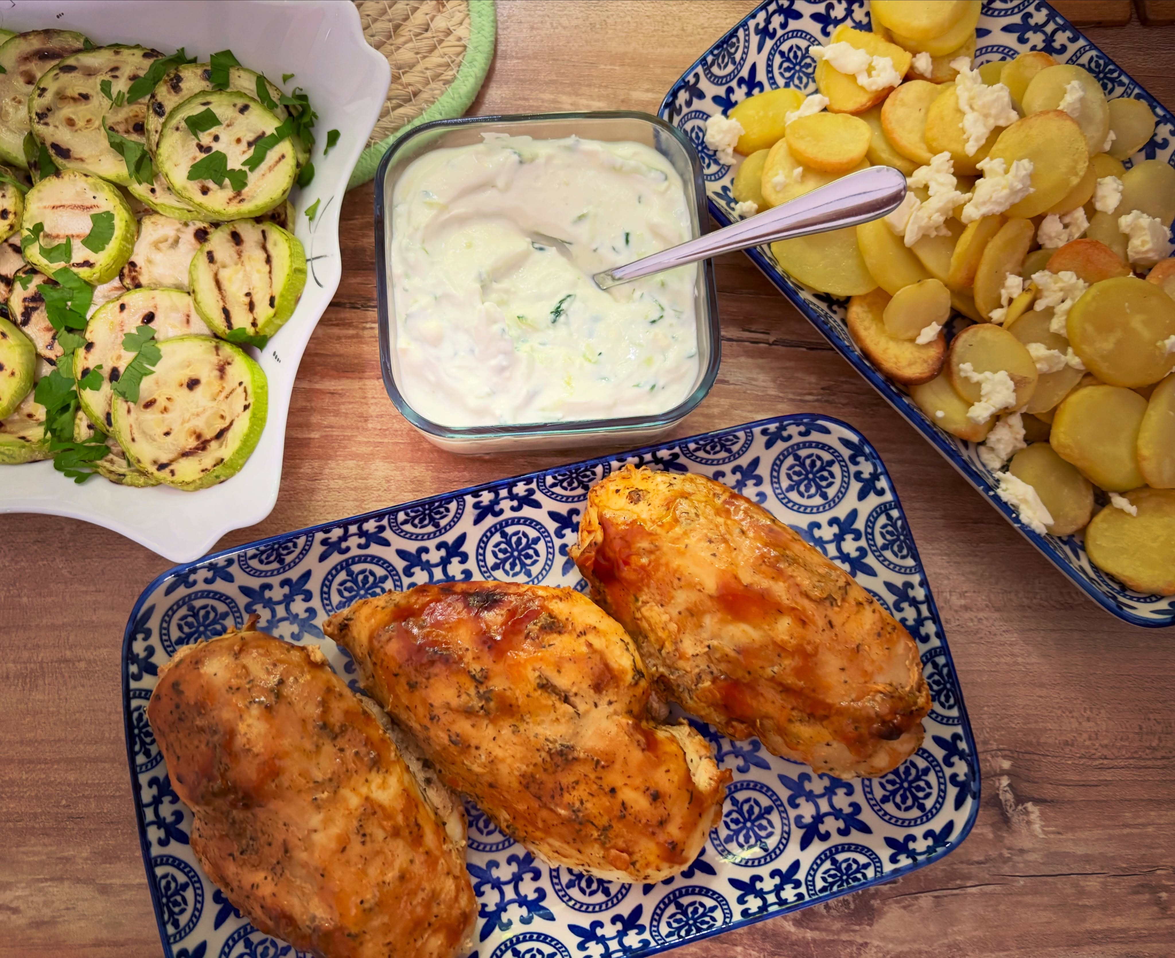 Pranzul de azi: piept de pui la cuptor (marinat 24 de ore in kefir cu condimente), rondele de cartofi la airfryer, dovlecei la grill si tzatziki cu iaurt grecesc 2%

#zicemami #highprotein #lunch #pranz #greeklunch