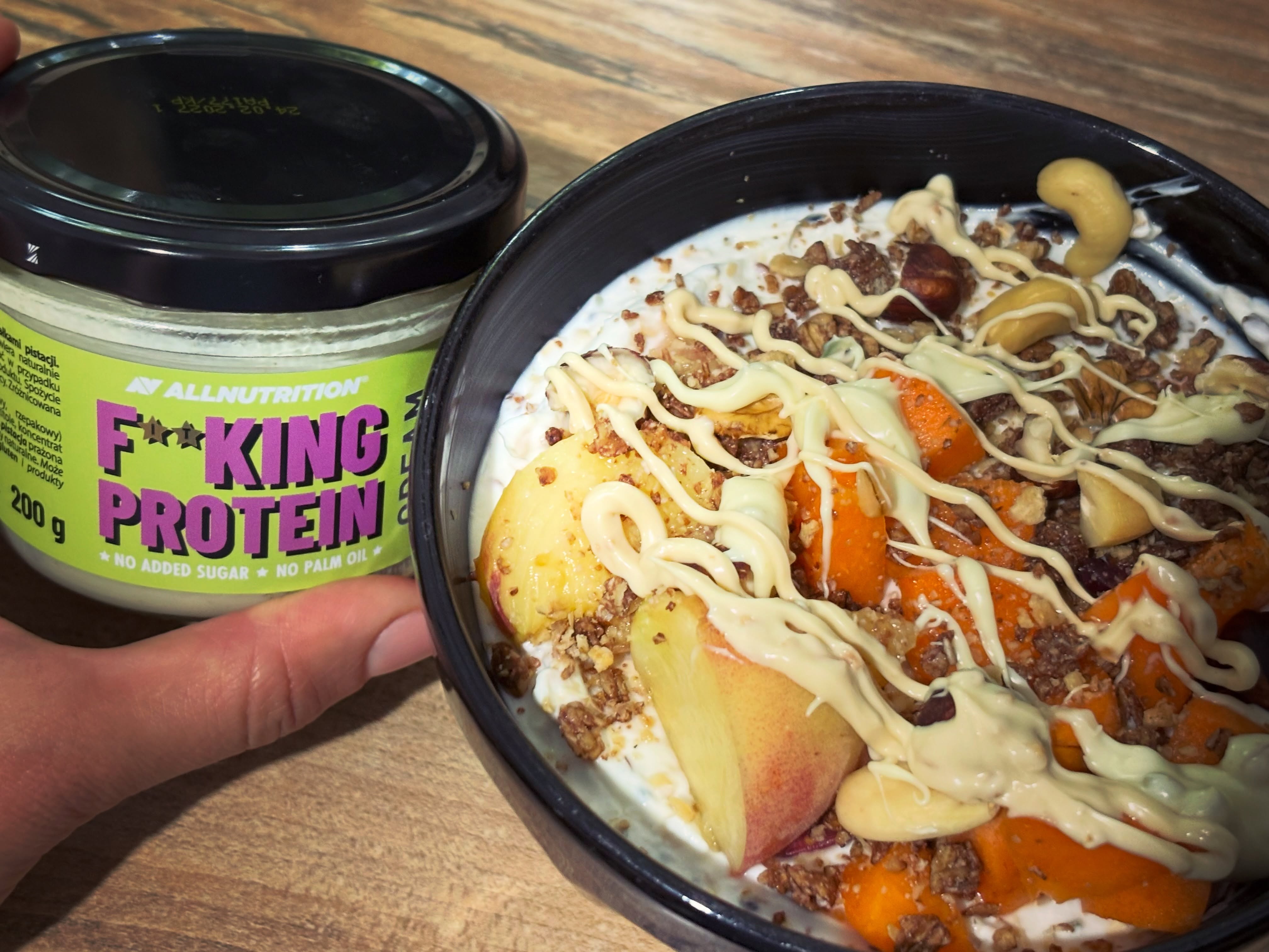 Nelipsitul bol cu iaurt (skyr) cu ovaz, fibre si fructe, de data asta cu crema de ciocolata alba si fistic de la @allnutritionro 

Pe timp de canicula imi place sa il mananc la cina. 😁

#zicemami #healthyeating #highprotein #yoghurtbowl