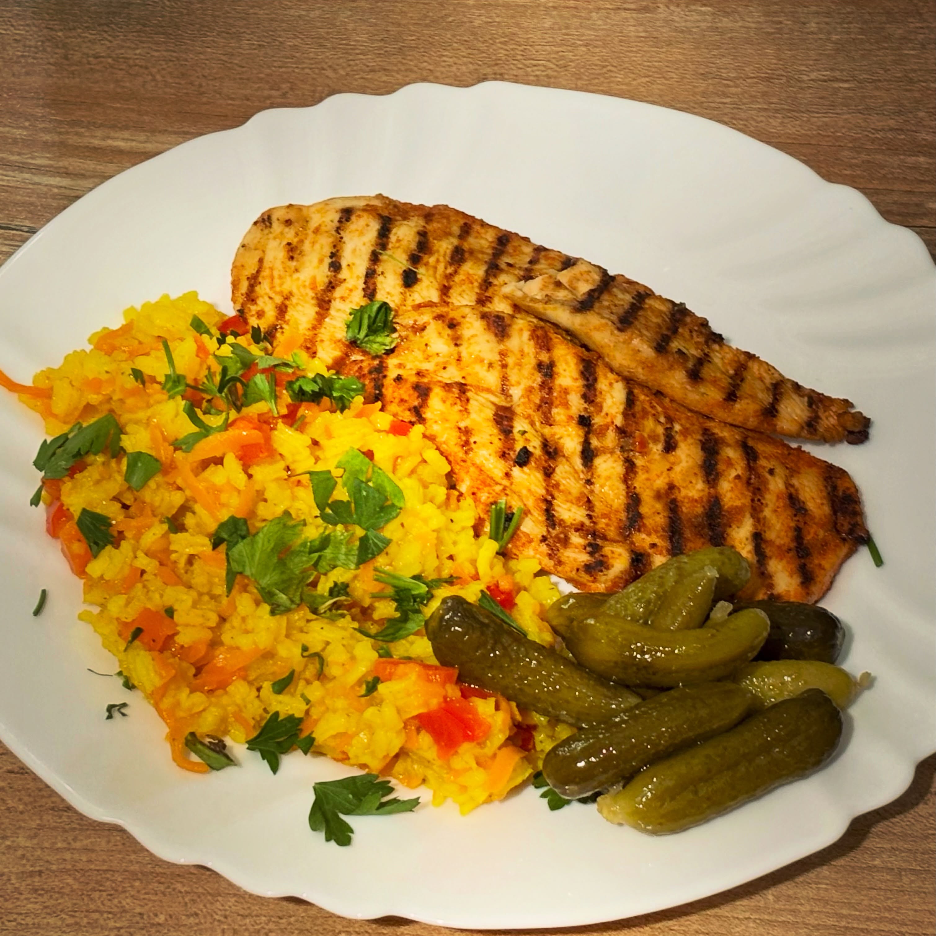 Pranz clasic: piept de pui la grill cu orez cu legume si castraveti murati 

#zicemami #highprotein #healthyeating #lunch