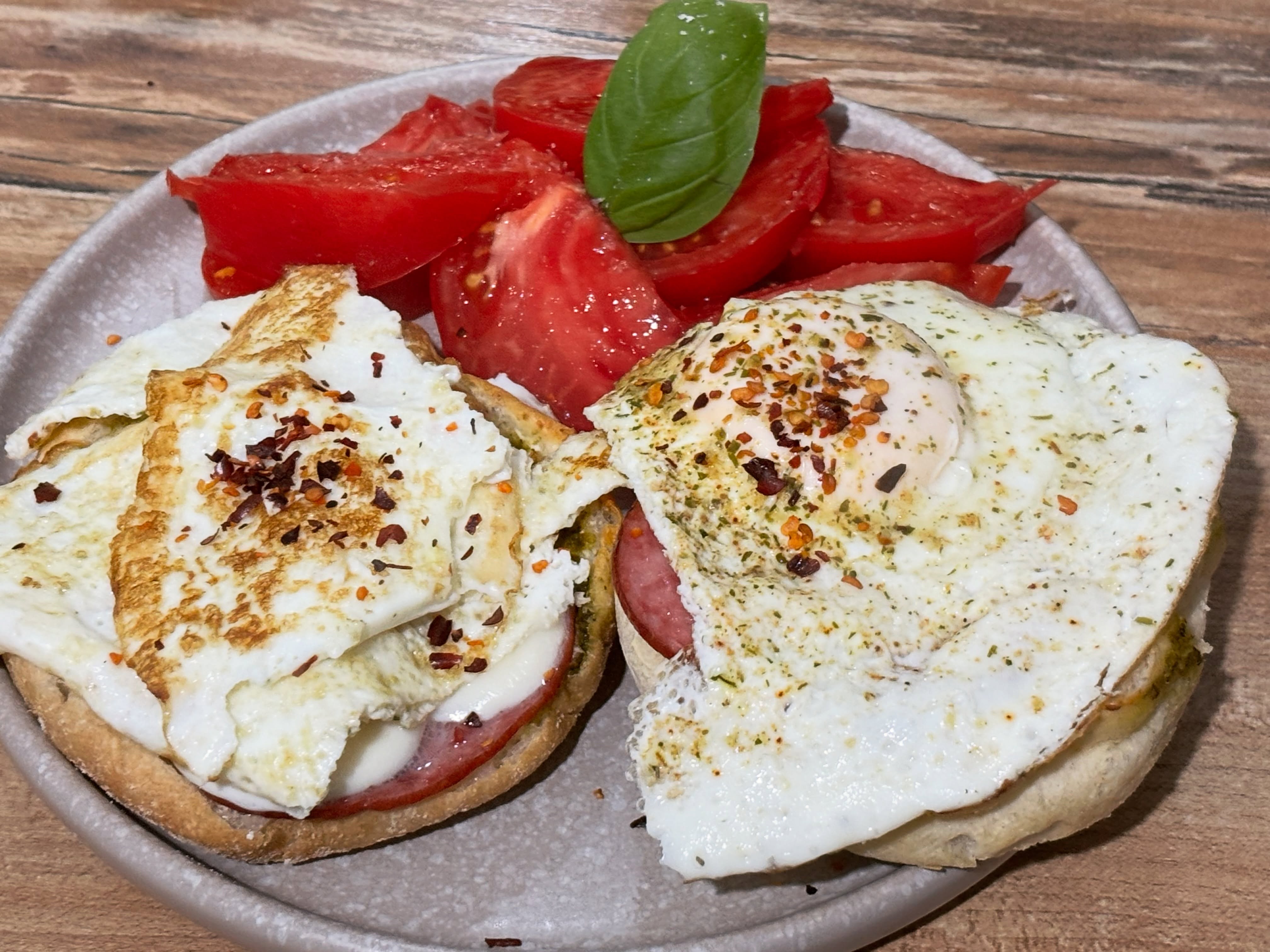 Mic dejun perfect: bagel de la @lidlromania, crema de branza light si pesto verde (am gasit o varianta ok caloric,  tot la Lidl, in gama deluxe), sunca, mozzarella light, ou si albus, rosie si busuioc. 

#zicemami #breakfast #micdejun #eggsforbreakfast #healthyeating