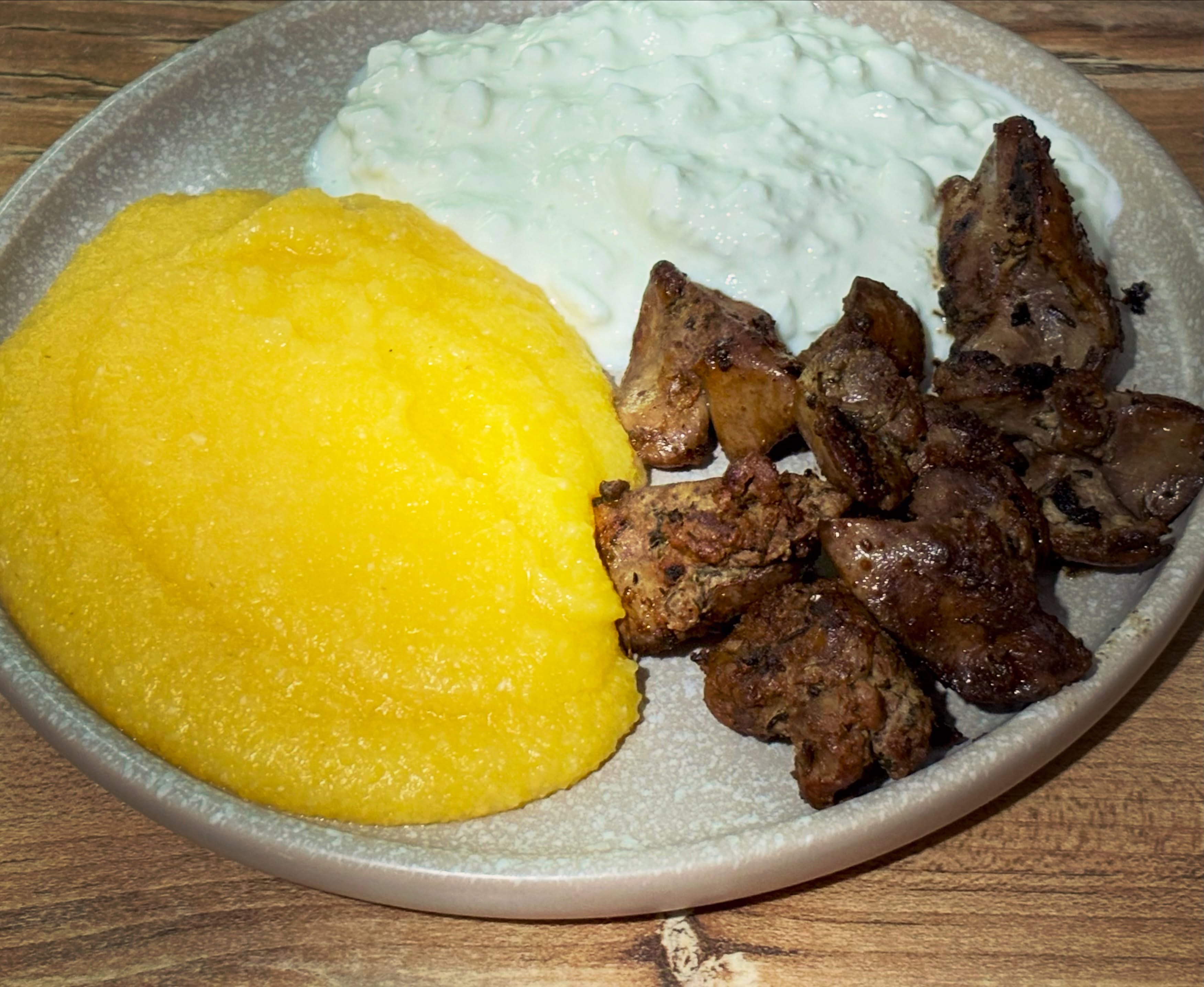 Pranz high protein: ficatei, mamaliga si branza cottage

#zicemami #highprotein #healthyeating #ficateidepui