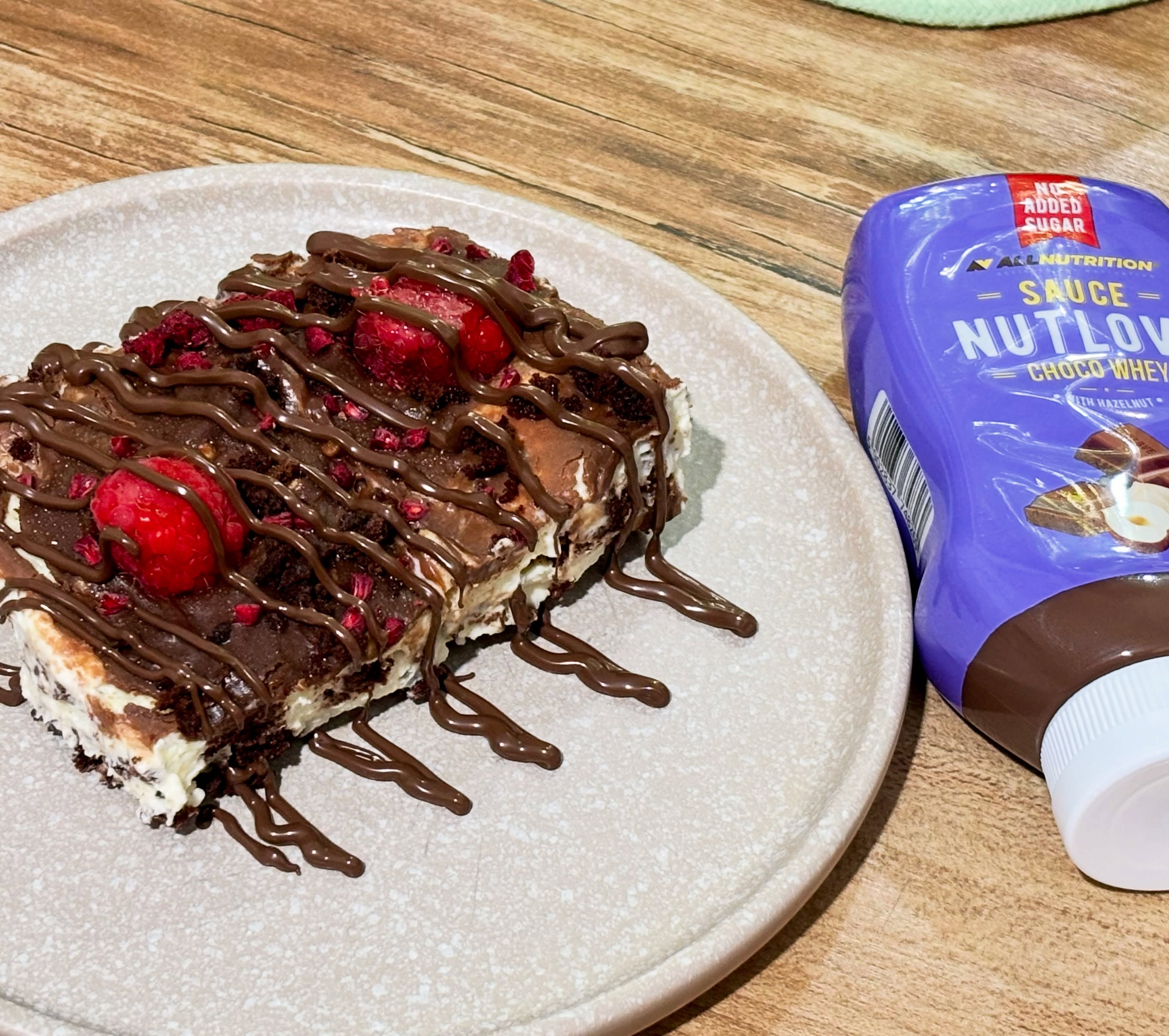 Prajitura improvizata (4 portii). Blatul este din chec low carb din mix de la @nosugarshop.ro (cu codul Zicemami10 aveti 10% reducere la comanda), iar crema din quark de vanilie, iaurt 2%, flavordops de vanilie de la @allnutritionro si gelatina instant. 

Glazura este din lapte si ciocolata fara zahar de la @allnutritionro (25 g de ciocolată si 1-2 linguri de lapte). Am ornat cu zmeură liofilizata, zmeura proaspătă si sos de ciocolată de la @allnutritionro 

#zicemami #healthyeating #highproteinmeals #snack #cake