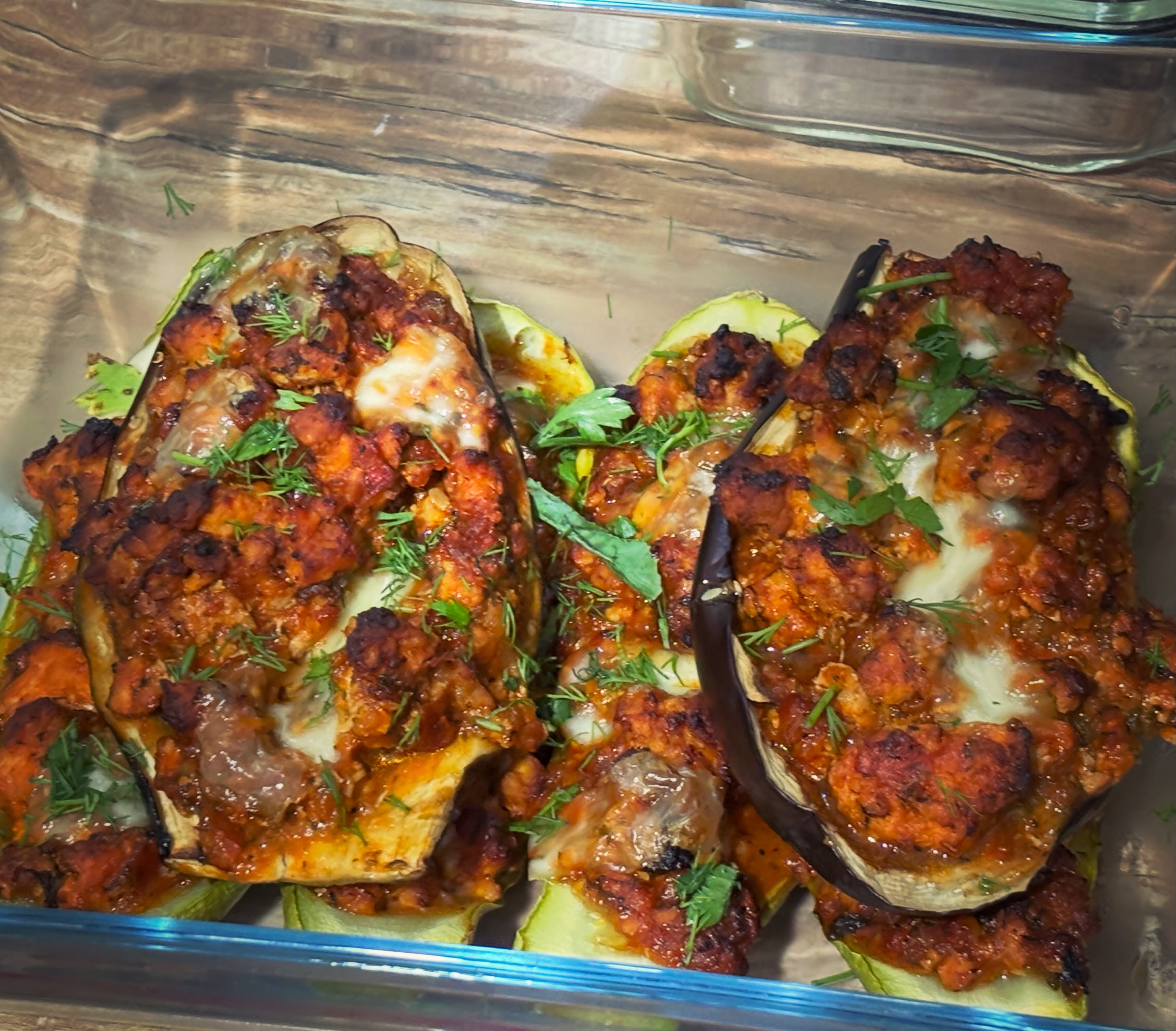Azi a fost zi de gatit, incepem cu vinete si dovlecei umpluti cu sos de carne tocata si legume. Gasiti reteta pe site, iar daca nu o gasiti, v-o trimit eu! 

#zicemami #highprotein #healthyeating #stuffedeggplant #vinete