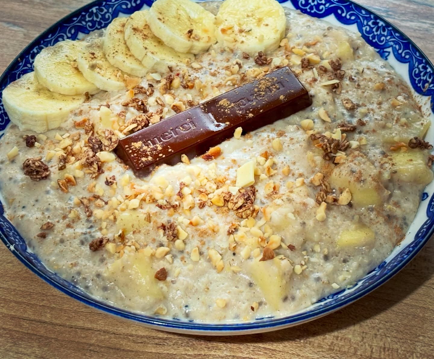 Mic dejun: terci cald cu mere, scortisoara, proteina, banana, alune si ciocolata @mercichocolates 

#zicemami #tercideovaz #tercicalddeovaz #porridge #highprotein