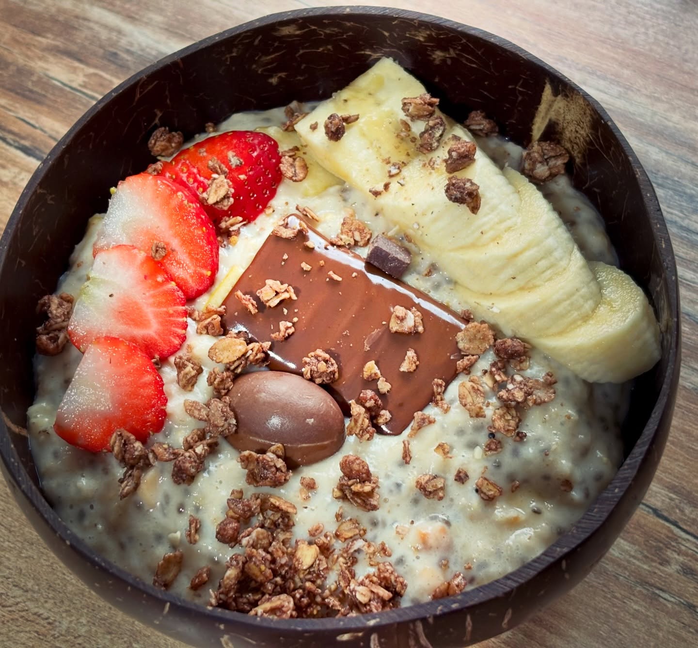 Mic dejun perfect: terci cald de ovaz cu proteina, chia, fructe, ciocolata si granola

#zicemami #oatmeal #porridge #healthyeating #highprotein