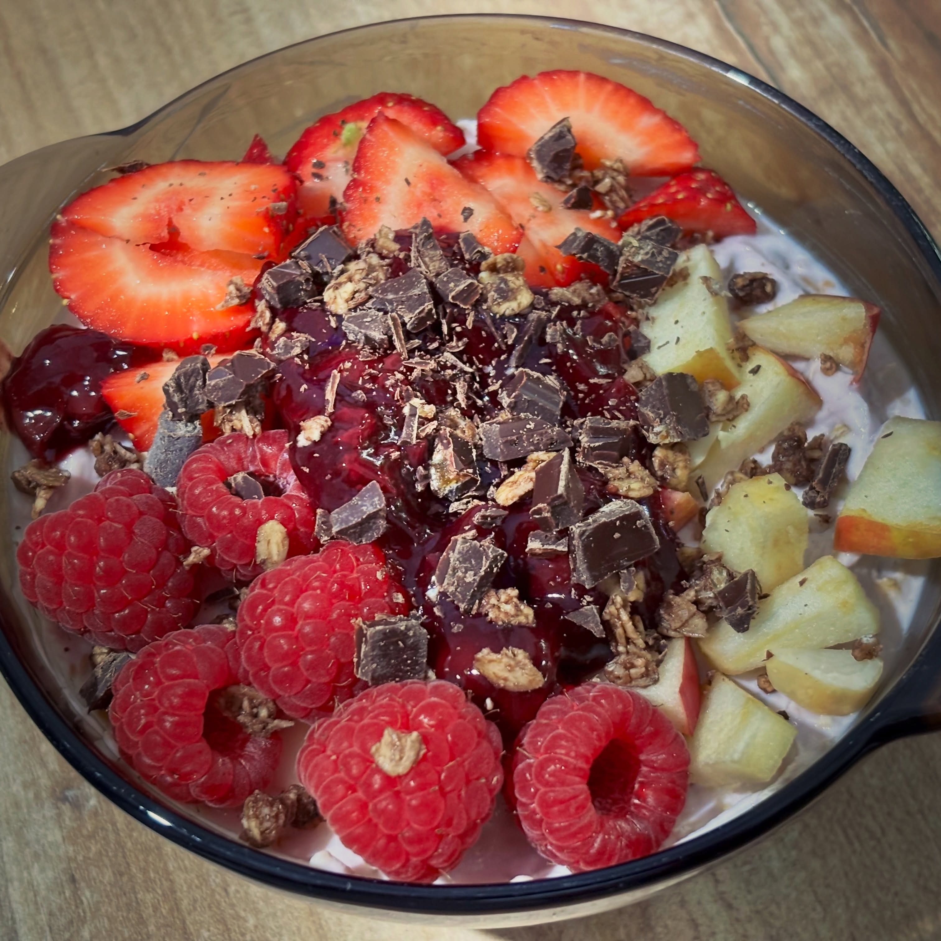 Bol cu skyr, fibre, fructe, granola si ciocolata 

380 kcal si 30 g de proteine 💪🏻

#zicemami #highprotein #yoghurtbowl, #healthyeating