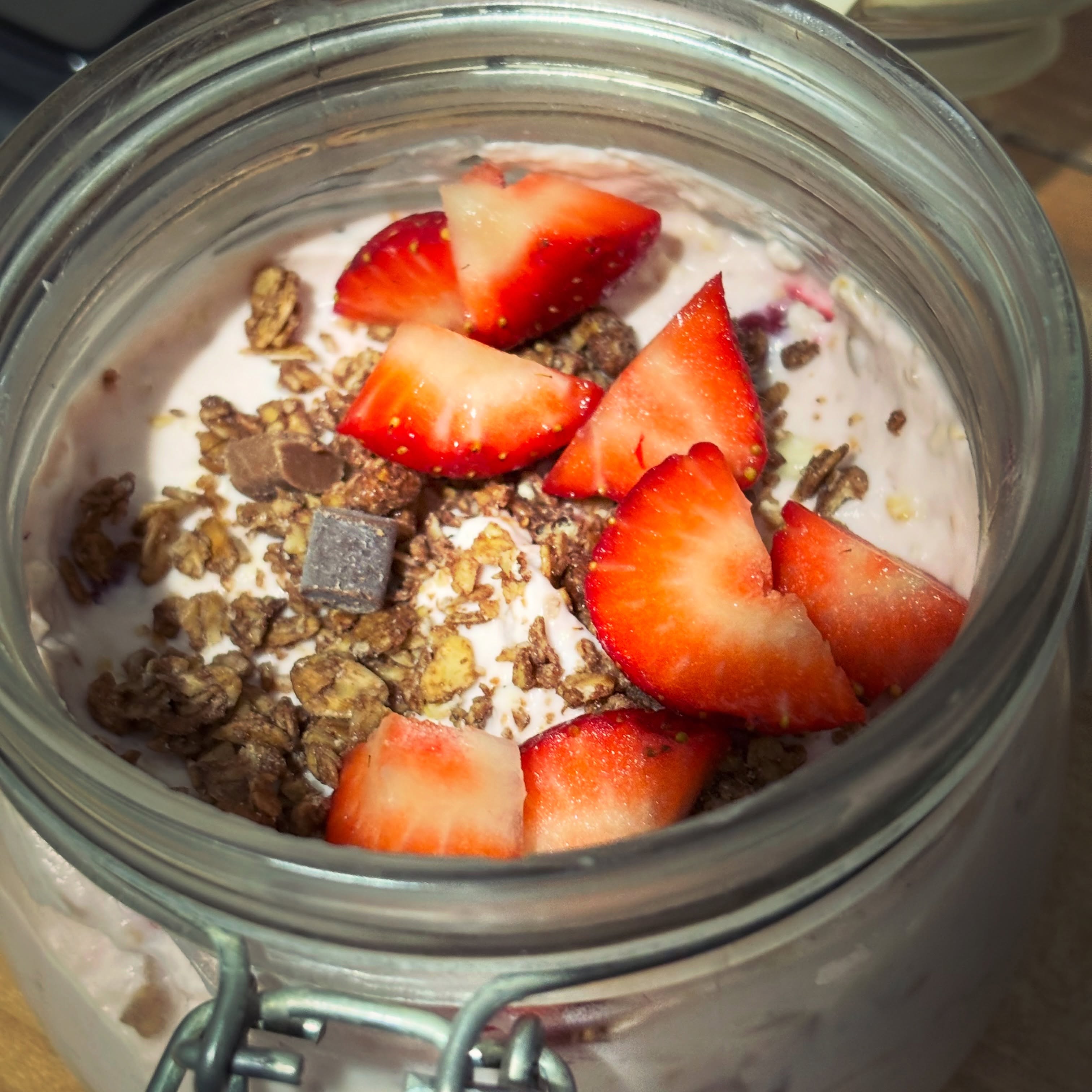 Mic dejun: terci de ovaz la rece, cu skyr, fructe si granola

#zicemami #highprotein #healthyeating #overnightoats