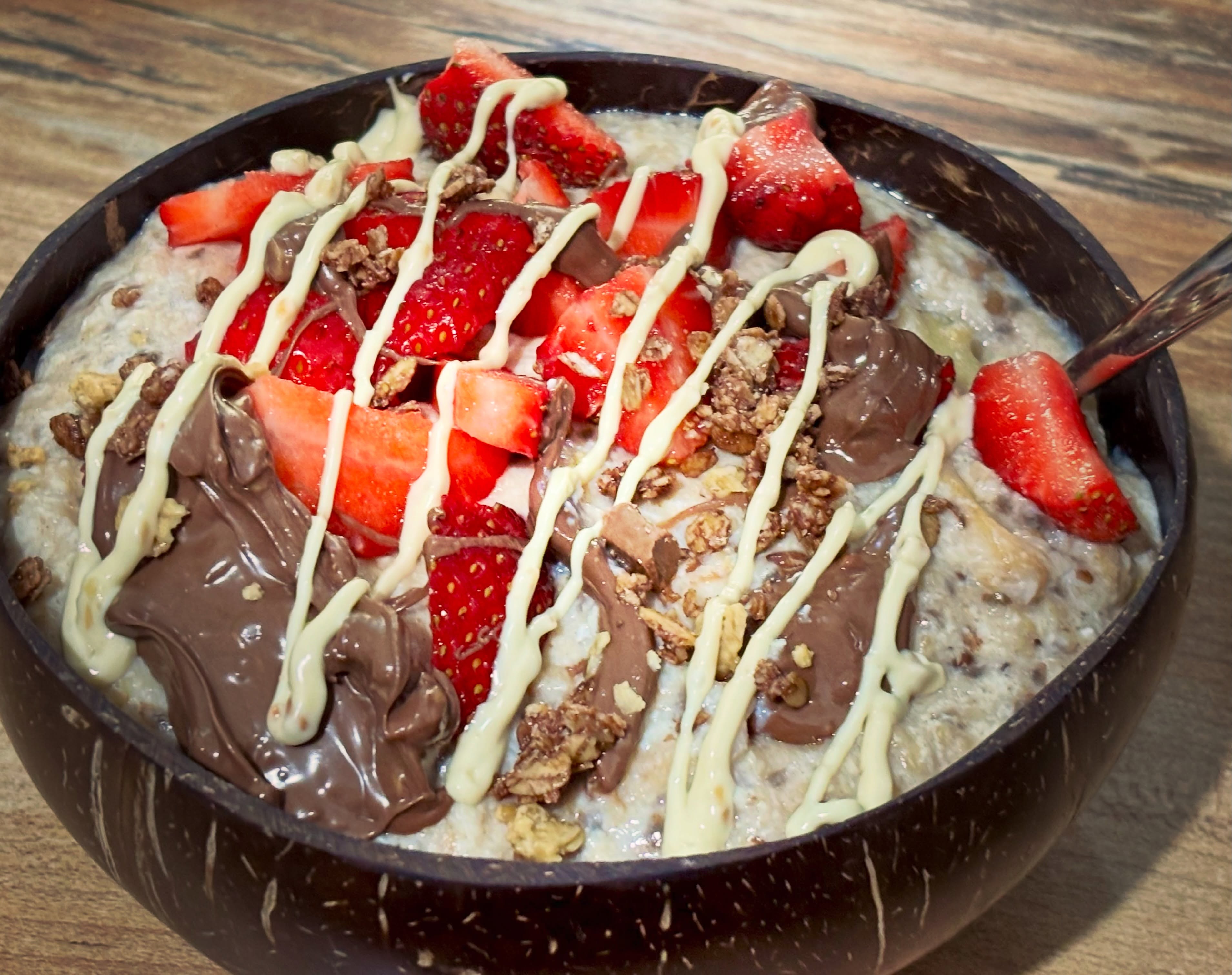 Cum sa ii rezisti? Terci cald de ovaz cu fructe, proteina, albus, crema de ciocolata, topping de alune si musli crunchy. 

#zicemami #healthyeating #highproteinmeals #breakfast #oatmeal