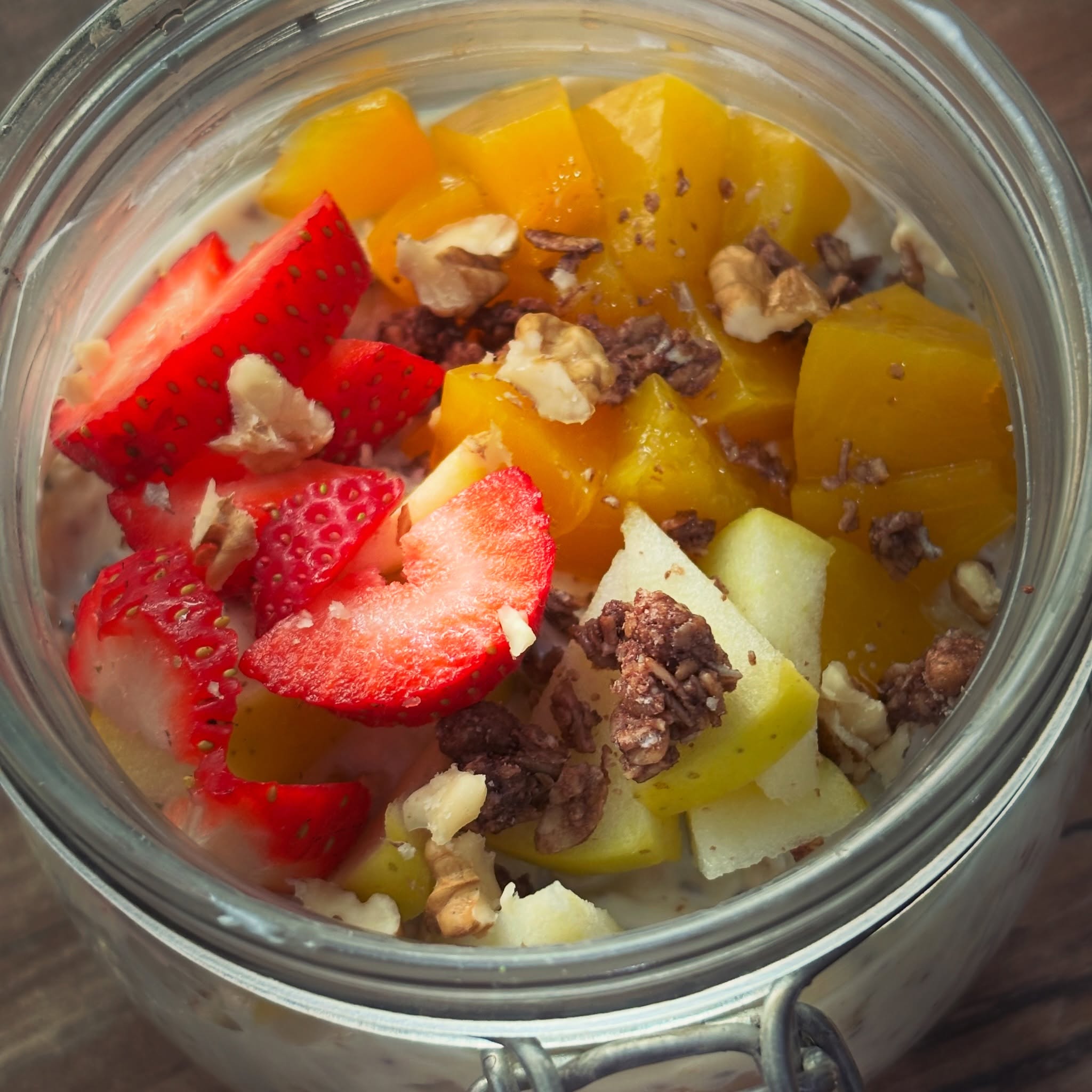 Mic dejun, in cea mai simpla varianta, doar scos din frigider: terci de ovaz la rece (overnight oats, pregatit de seara) cu chia si multe fructe

#zicemai #highprotein #healthyeating #overnightoats #oatmeal