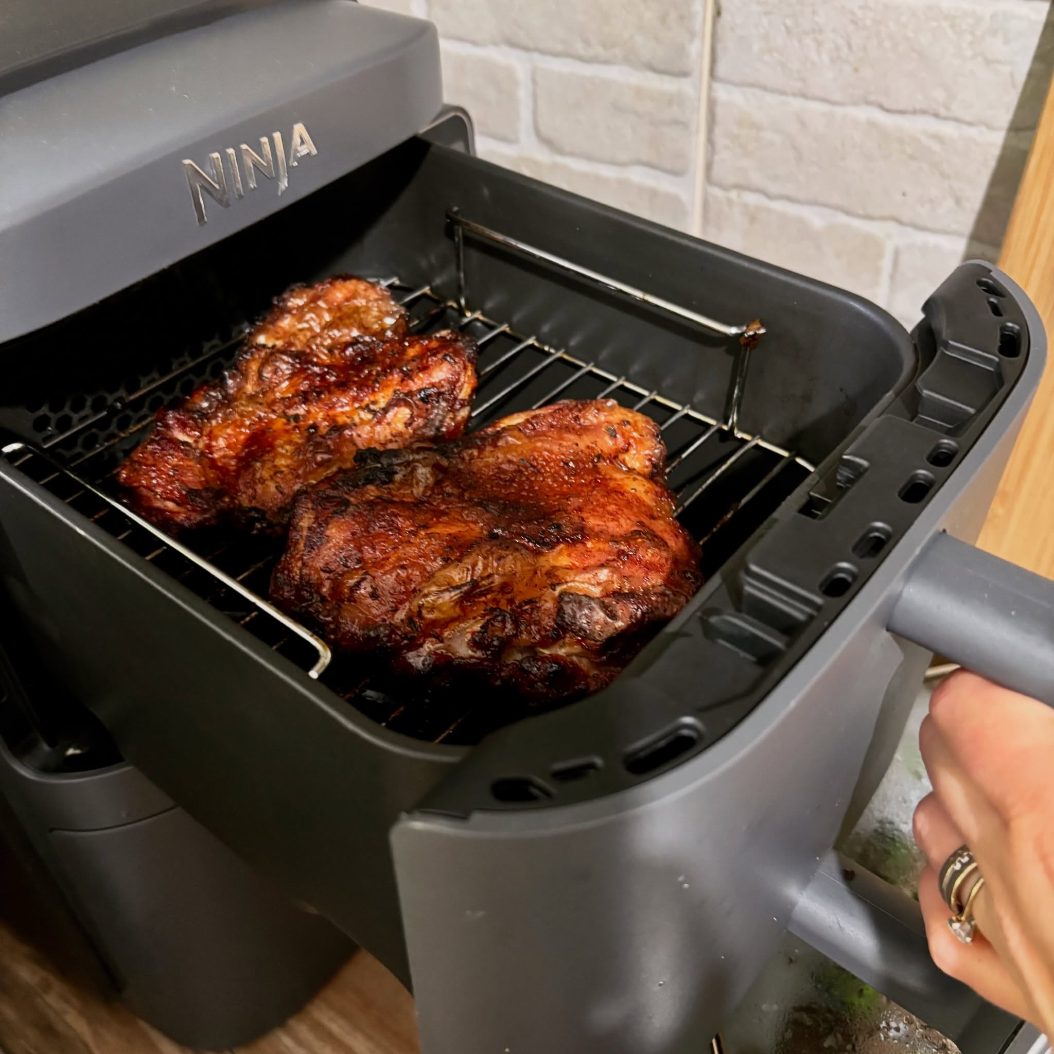 Premiul pentru cea mai buna friptura merge la pastrama de pui de la @macelaria.alex, gatita perfect (ca la un gratar pe jar!) la airfryer-ul de la @ninjakitchenro 

E singura poza pe care a prins-o mancarea aceasta, care s-a asortat azi, la pranz, cu piure de cartofi si salata de ardei copti. 

#macelariaalex #pastramadepui #pulpedepui #ninjakitchen #pranz