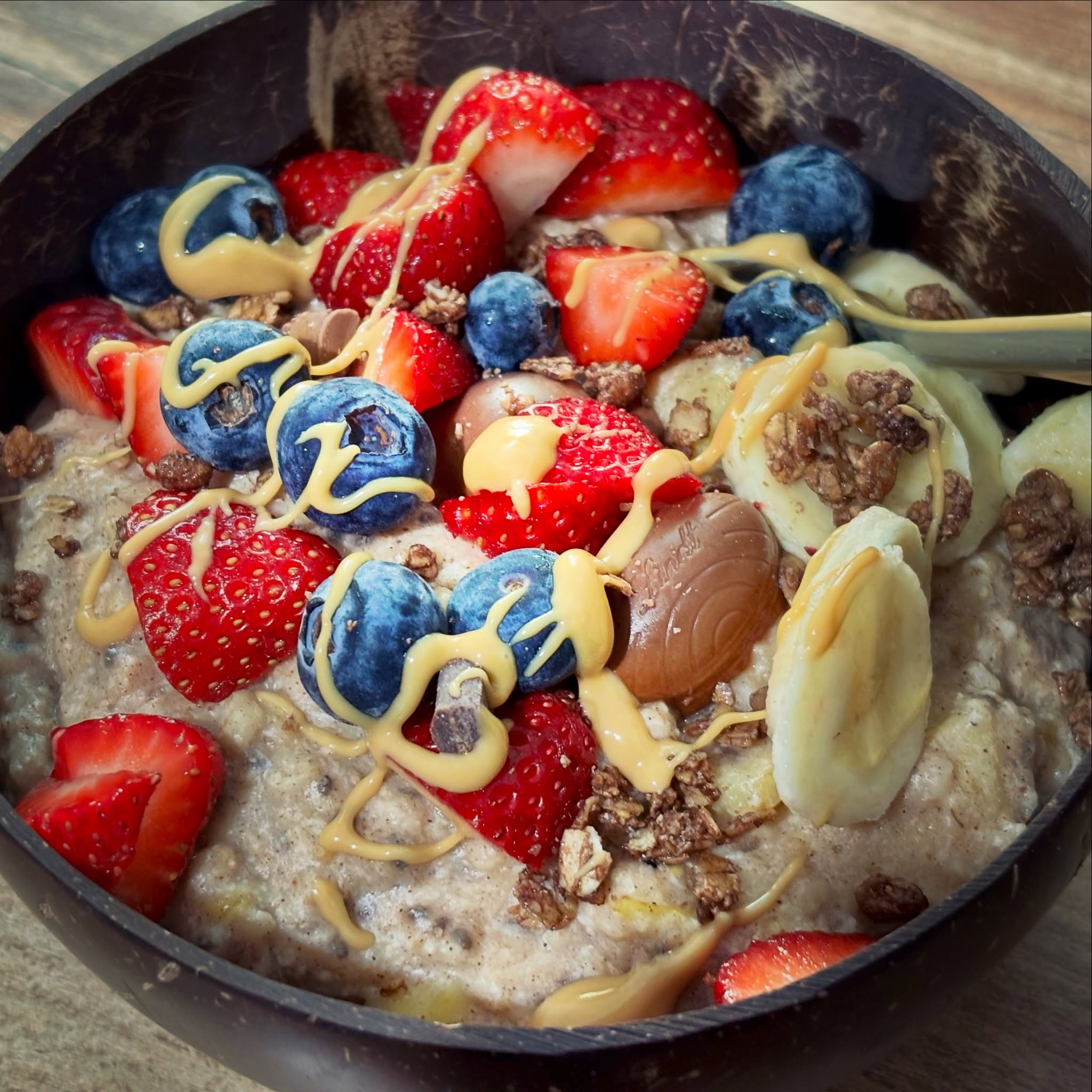 Mic dejun: terci cald de ovaz cu chia, proteina, albus (alta proteina), fructe, ciocolata si unt de arahide

#zicemami #highprotein #healthyeating #micdejun #breakfast