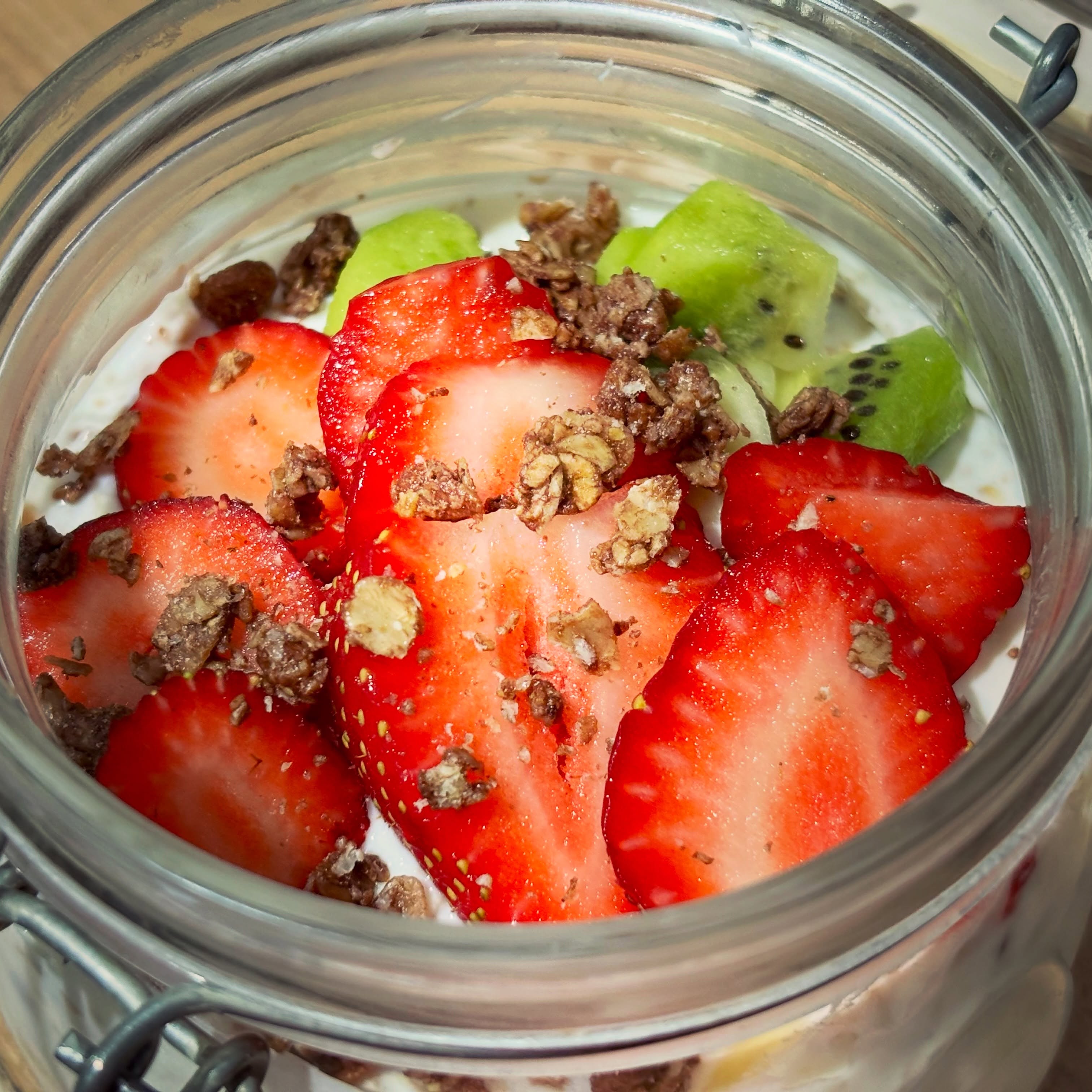 Terci de ovaz la rece, cu skyr si frcute

#zicemami #highprotein #healthyeating #overnightoafs