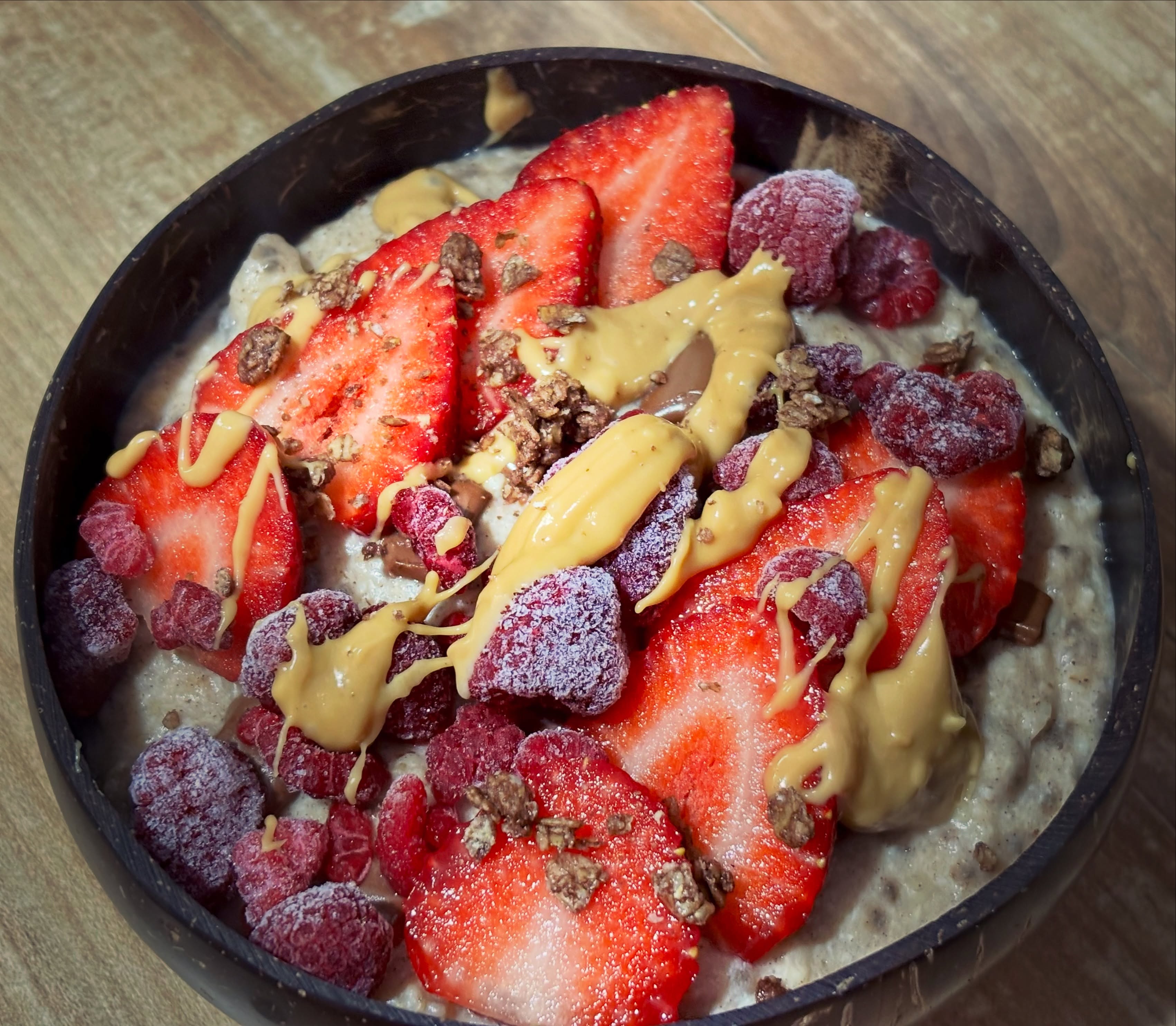 Mic dejun: terci cald de ovaz cu proteina, albus, seminte de chia, zmeura, capsune, unt de arahide si musli crunchy

#zicemami #healthyeating #highprotein #oatmeal #porridge