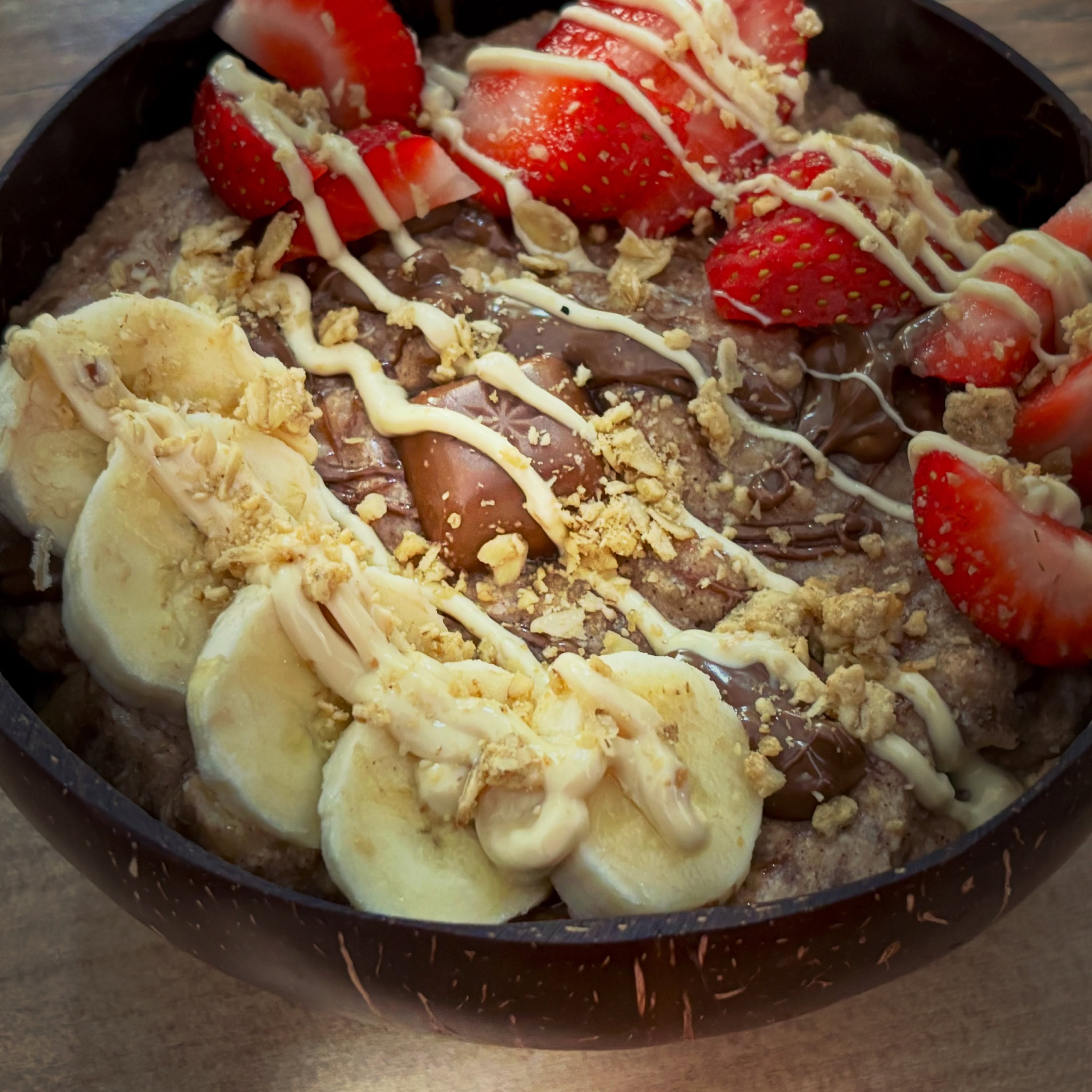 Mic dejun: terci cald de ovaz cu proteina, albus, fructe, ciocolata si topping de alune de la @allnutritionro 

#zicemami #oatmeal #healthyeating #highprotein #tercideovaz