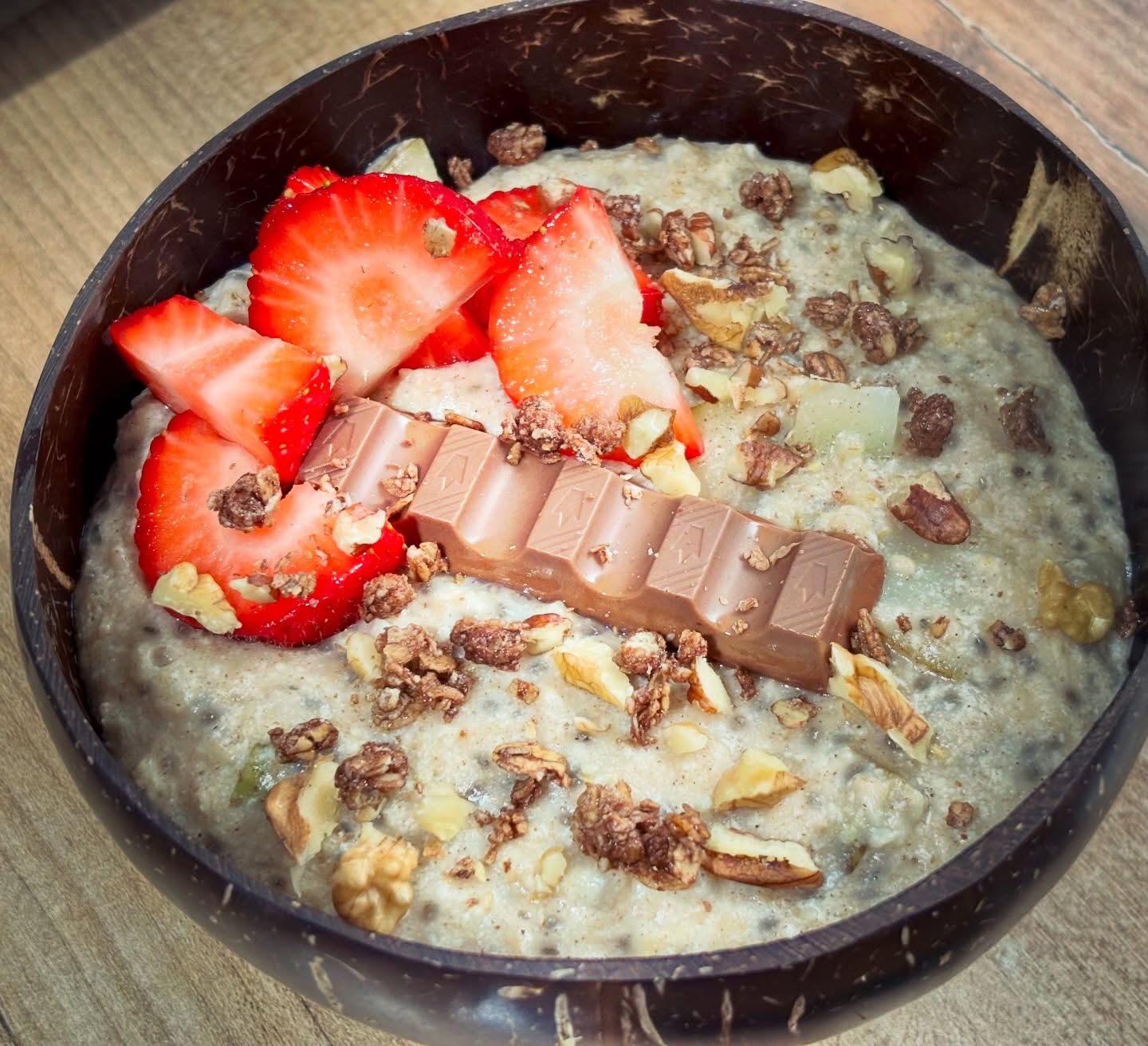 Mic dejun: terci cald de ovaz cu proteina, chia, fructe, ciocolata si nuci

#zicemami #healthyeating #highproteindiet #breakfast #oatmeal