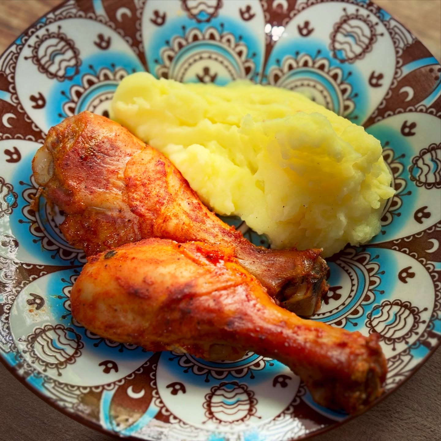 Pranz pe gustul copiilor (de toate varstele!) - copanele de pui (le-am marinat de ieri in lapte batut si condimente, azi le-am gatit la cuptor) cu piure de cartofi (cu unt cu trufe de la @cristimlactate.ro, crema de branza light si lapte degresat). 

#zicemami #pranz #lunch #copanelecupiure #piuredecartofi