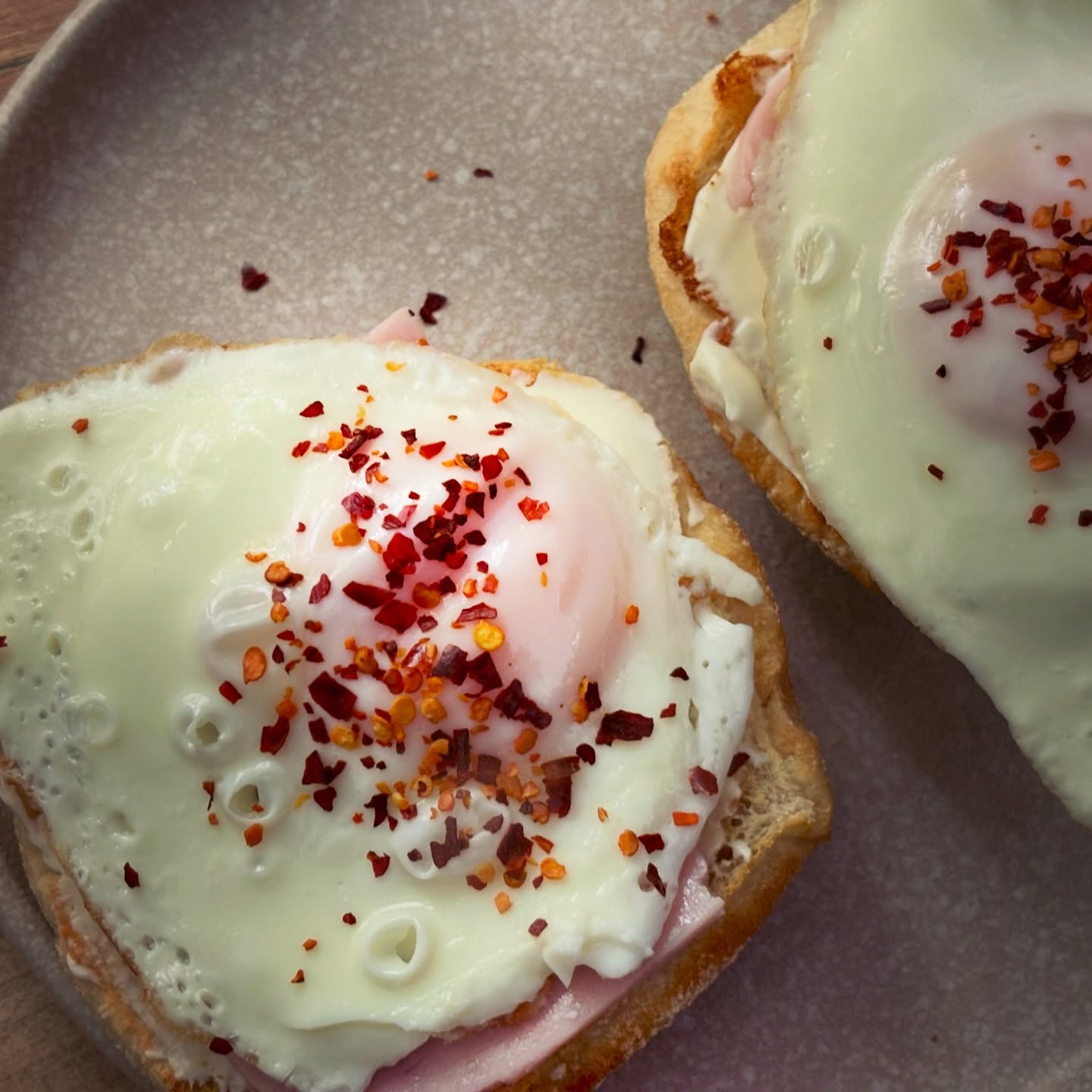 Mic dejun: bagels de la @lidlromania (rumeniti in toaster), crema de branza light, sunca, mozzarela high protein si oua fara ulei cu fulgi de chilli. 🥰

#zicemami #breakfast #micdejun #healthyeating #highprotein