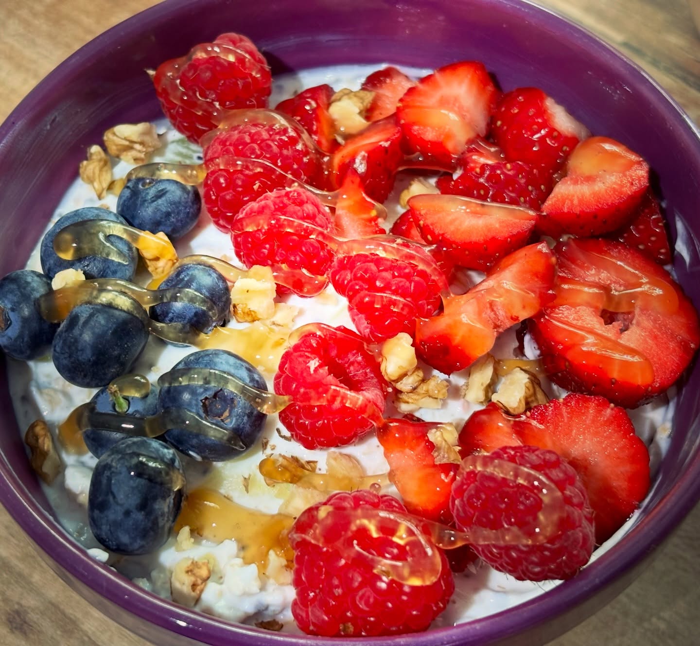 Iaurt, fibre de la @sano_vita , fructe, nuci si sos caramel fara zahar de la @allnutritionro, adica un bol perfect. 

#zicemami #healthyeating #highprotein #highfiber #yoghurtbowl