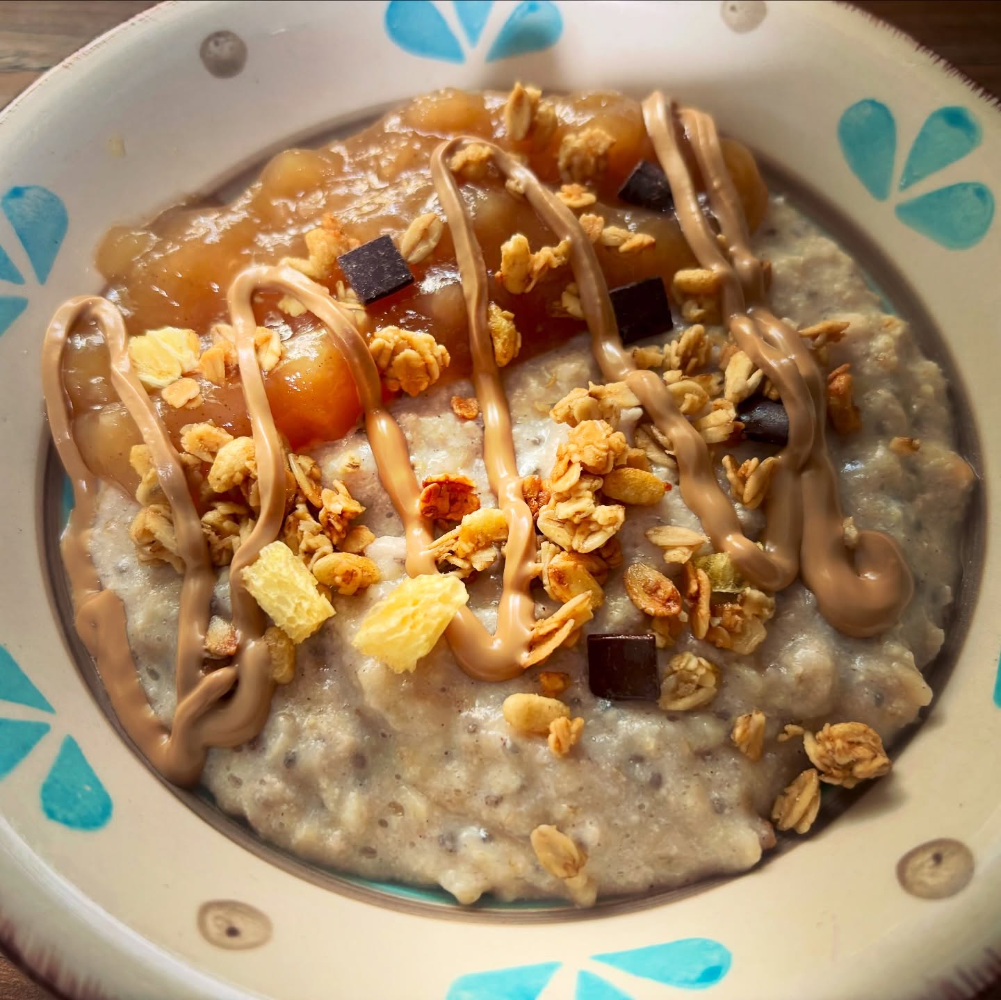 Terci de ovaz (varianta limited edition Apple pie de la @cerbona_ro), proteina, granola, sos cinnamon cookies de la @allnutritionro si gem de mere cu scortisoara, tot de la @allnutritionro 

#zicemami #breakfast #breakfastideas #breakfast #breakfastidea #tercideovaz #highproteinmeals #highproteindiet #highproteinbreakfast #highproteinporridge #highproteinoatmeal #oatmeal #porridge #applepieporridge #applepieoatmeal #ovaz #allnutrition #micdejun