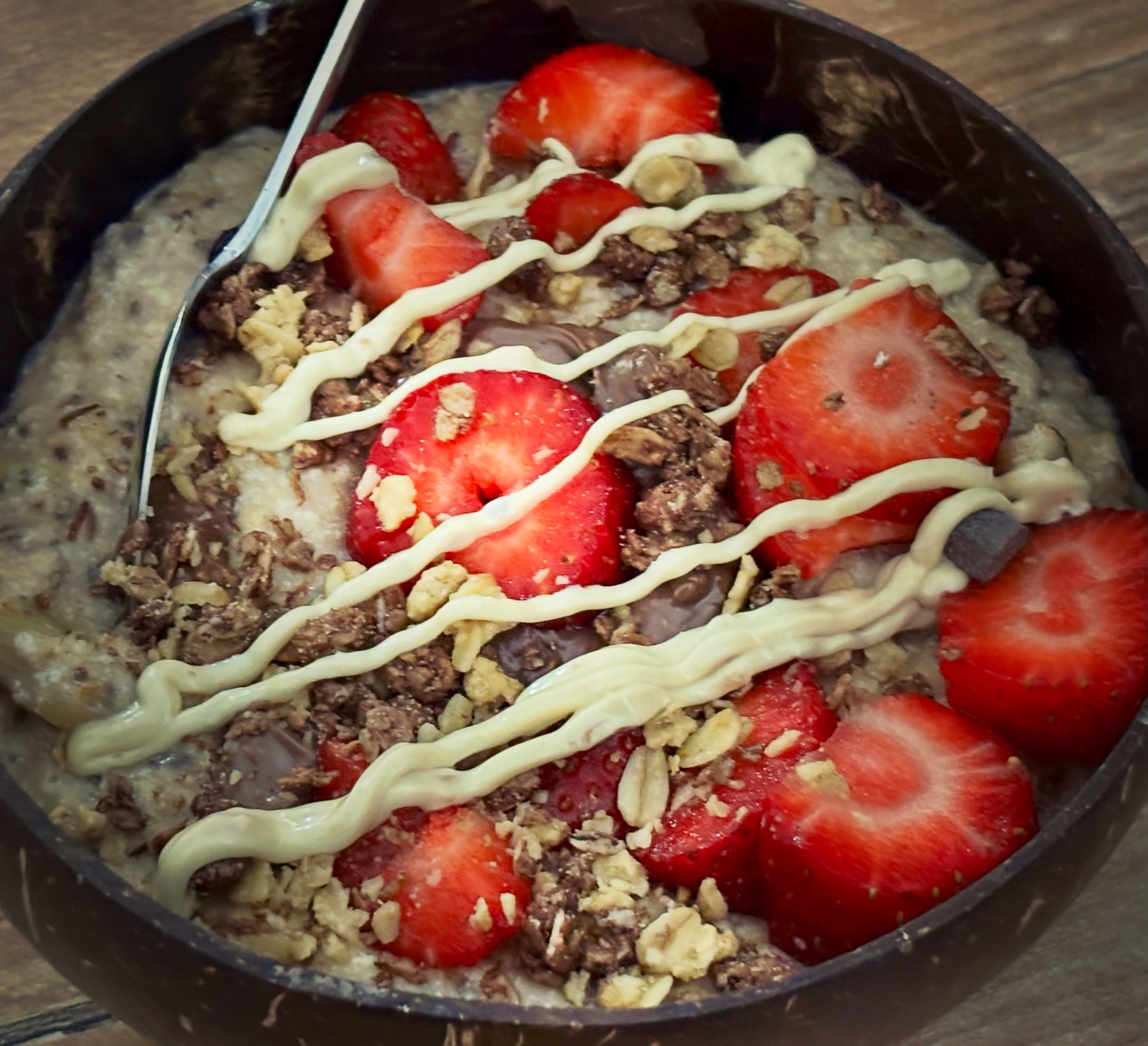Nu m-am putut abtine: terci cald de ovaz cu proteina, fructe, crema de ciocolata de la @allnutritionro, musli crunchy si topping de alune

#zicemami #highprotein #healthyeating #oatmeal