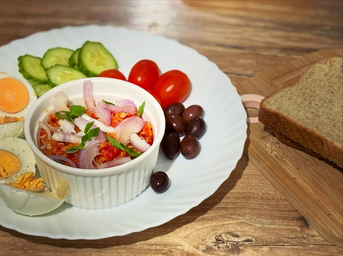 O cina simpla, dar delicioasa: zacusca de peste cu ceapa, oua, legume si paine proteica. (KB protein)

#zicemami #cina #dinner #zacuscadepeste #healthyeating