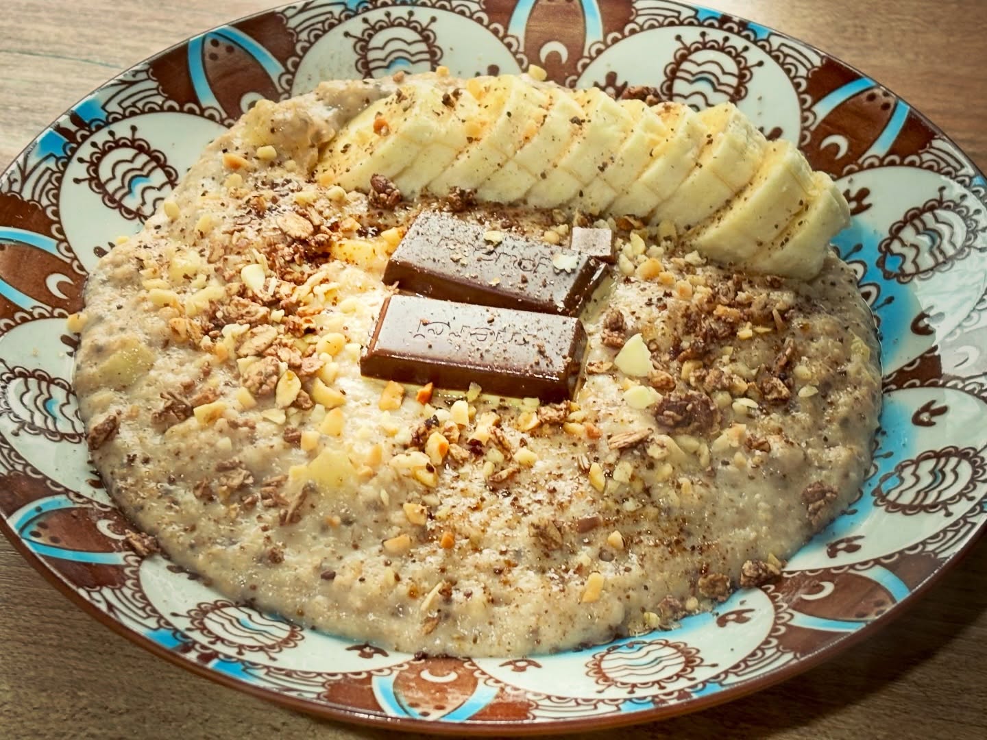 Mic dejun: terci cald de ovaz cu proteina, mar, scortisoara, ciocolata @mercichocolates, banana si alune 

#zicemami #tercideovaz #micdejun #breakfast #porridge