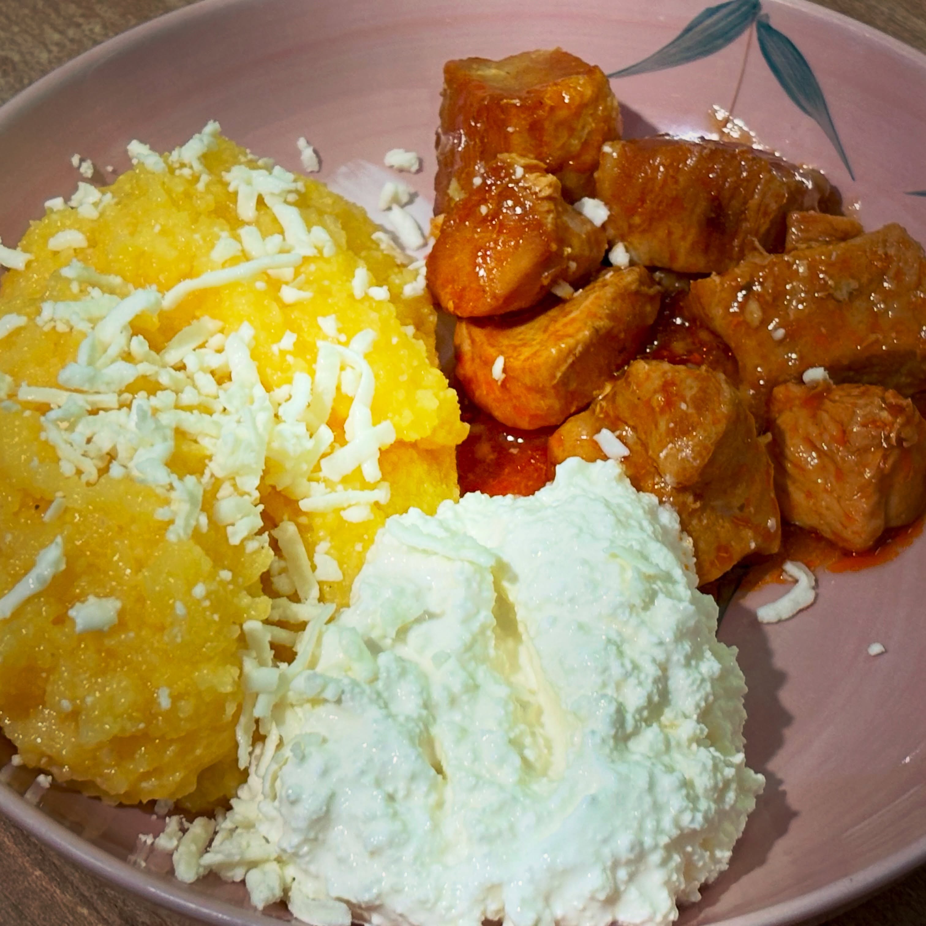 Pranzul de azi: mamaliga cu telemea, tochitura din piept de pui si pulpa de porc, branza Diami amestecata cu labneh 

#zicemami #highprotein #pranz #tochitura