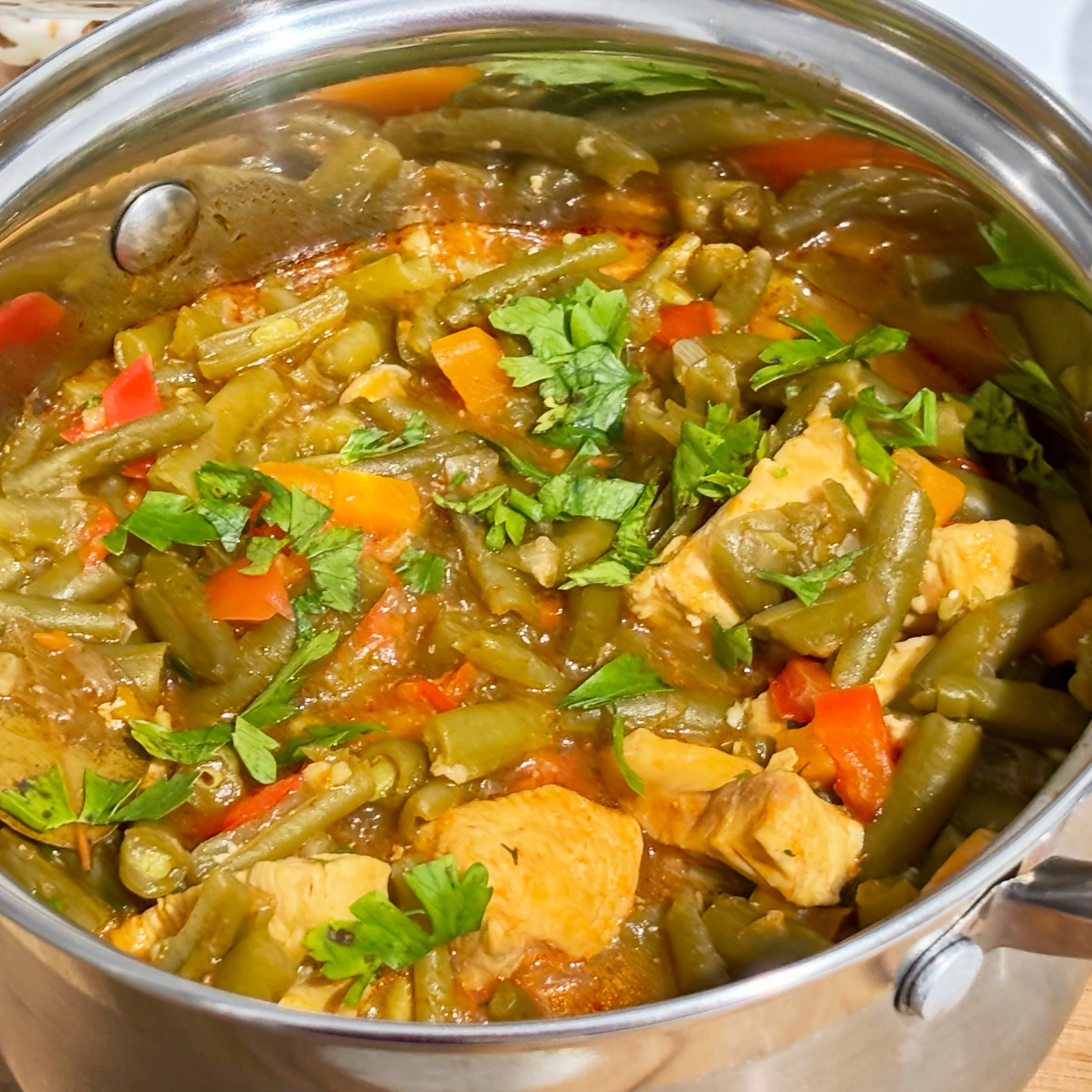 Fasole verde pastai cu piept de pui, in sos de rosii cu usturoi, o alta emblema a verii, nu-i asa?

#zicemami #fasolepastai #pastaicupui #highprotein #healthyeating
