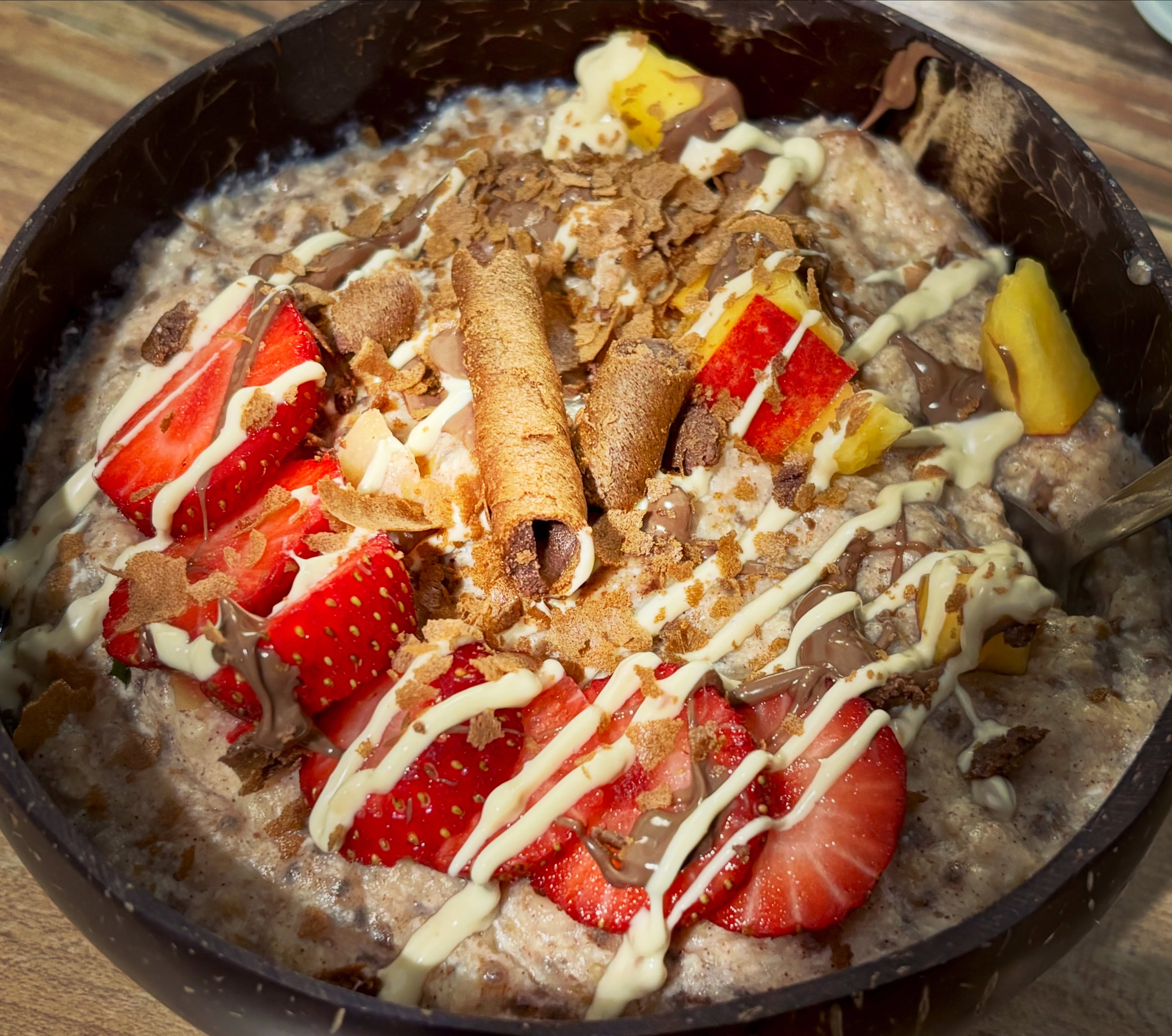 Mic dejun: terci cald de ovaz cu proteina, albus, fructe, ciocolata, topping de alune de la @allnutritionro si un rulou de napolitana 

#zicemami #oatmeal #postworkout #porridge #tercideovaz