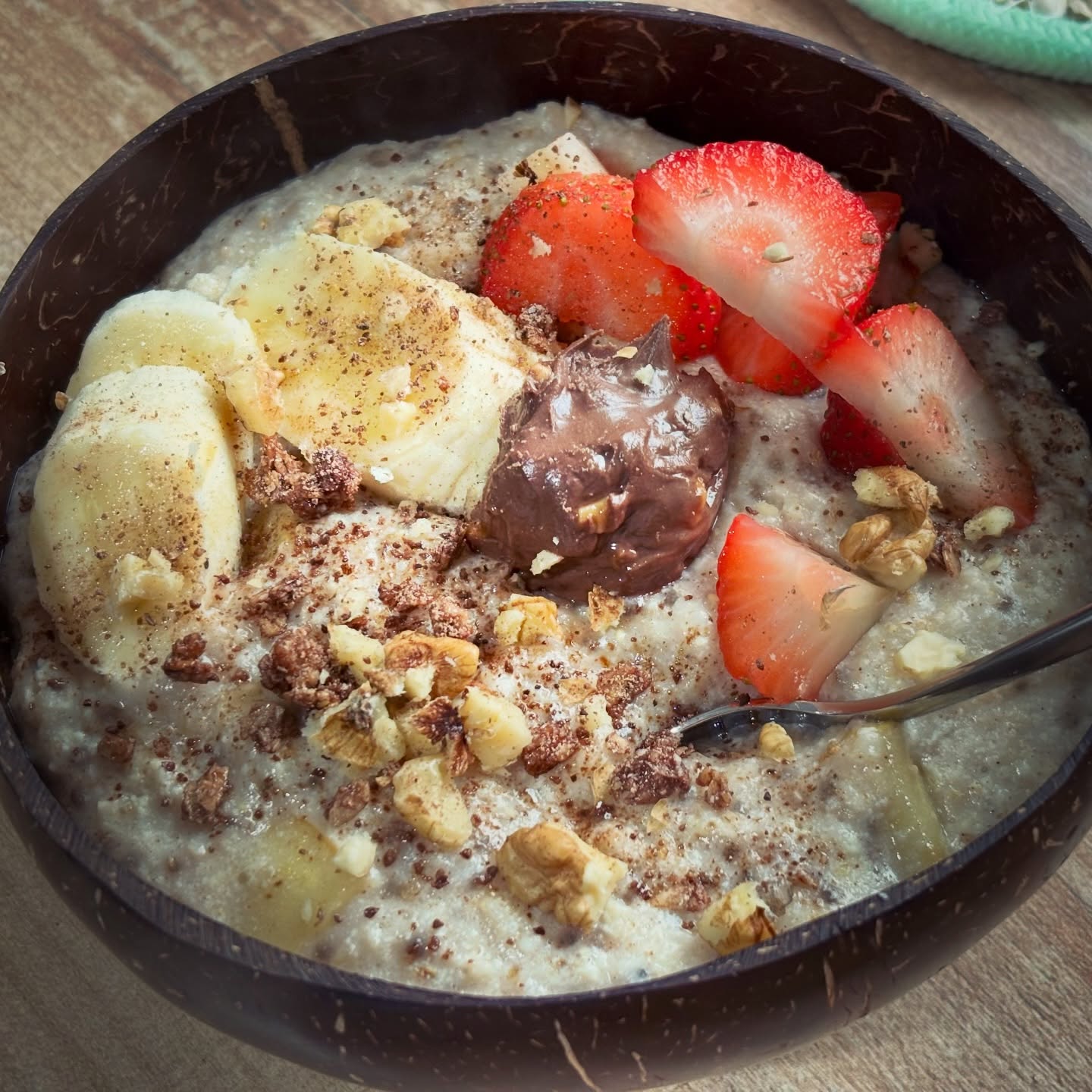Mic dejun: terci cald de ovaz cu proteina, seminte de chia, fructe, crema de ciocolata de la @allnutritionro, nuci si scortisoara

#zicemami #highprotein #oatmeal #porridge #breakfast
