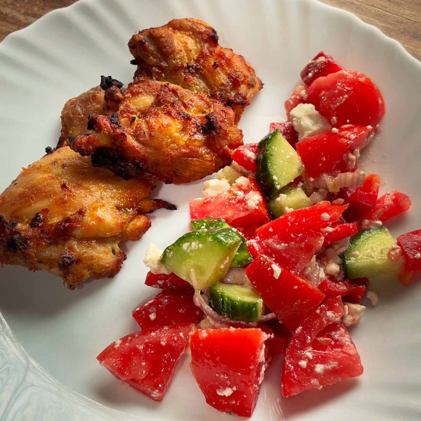 Pranz: pulpe de pui la airfryer si prima salata de rosii cu gust de rosii de anul acesta. Asadar, declar deschis sezonul salatelor proaspete si inchis pe cel al muraturilor! 

#zicemami #highprotein #pranz #airfryer #pulpedepui