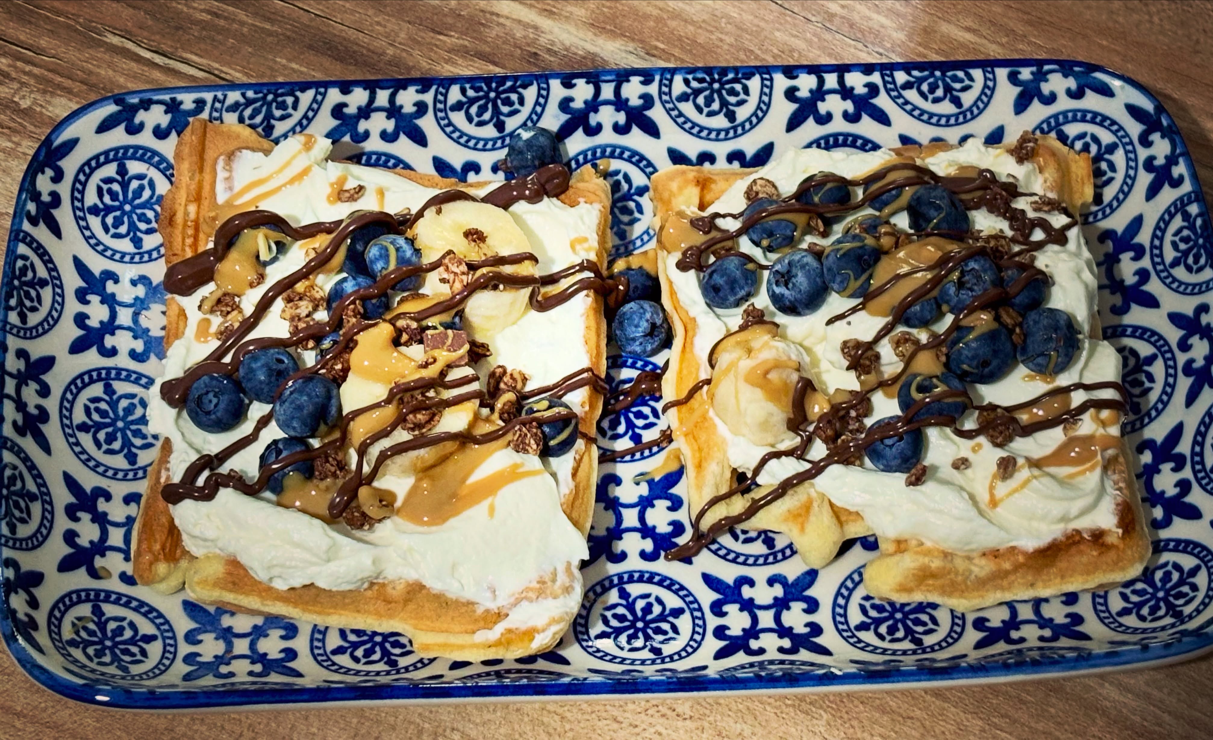 Mic dejun, dupa 18 h fasting si un antrenament: waffles cu quark highprotein, unt de arahide, topping de ciocolata de la @allnutritionro, crunchy musli si fructe. 

408 kcal si 35 g proteine

#zicemami #healthyeating #highprotein #proteinbreakfast #micdejun