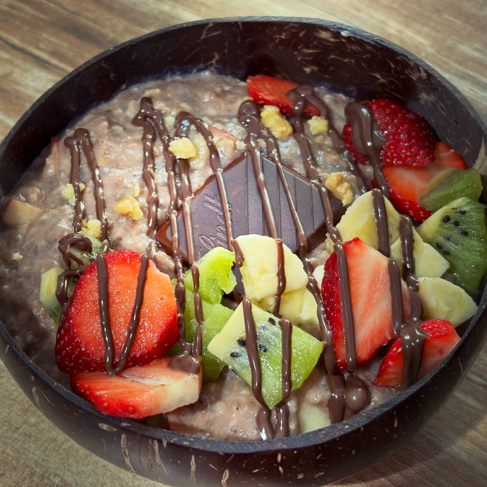 Mic dejun: terci cald de ovaz cu proteina, albus, fructe, ciocolata neagra cu smochine de la @lindt, nuci si sos de ciocolata fara zahar de la @allnutritionro 

#zicemami #healthyeating #highprotein #oatmeal #tercideovaz