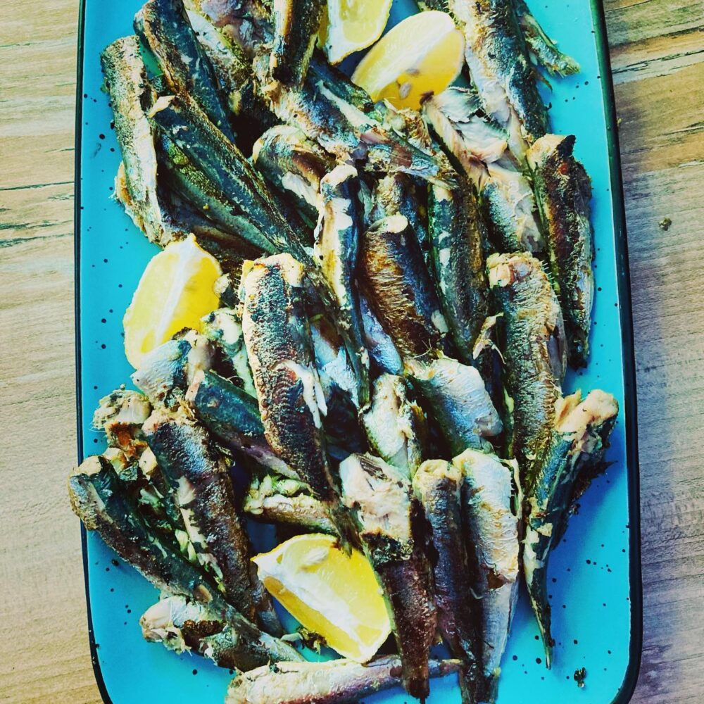 Pofta de vacanta? O portie de sardine fripte pe plita de fonta, cu sos de usturoi ar putea ajuta! #sardine #sardines #sardinelaplita #pestefript #zicemami